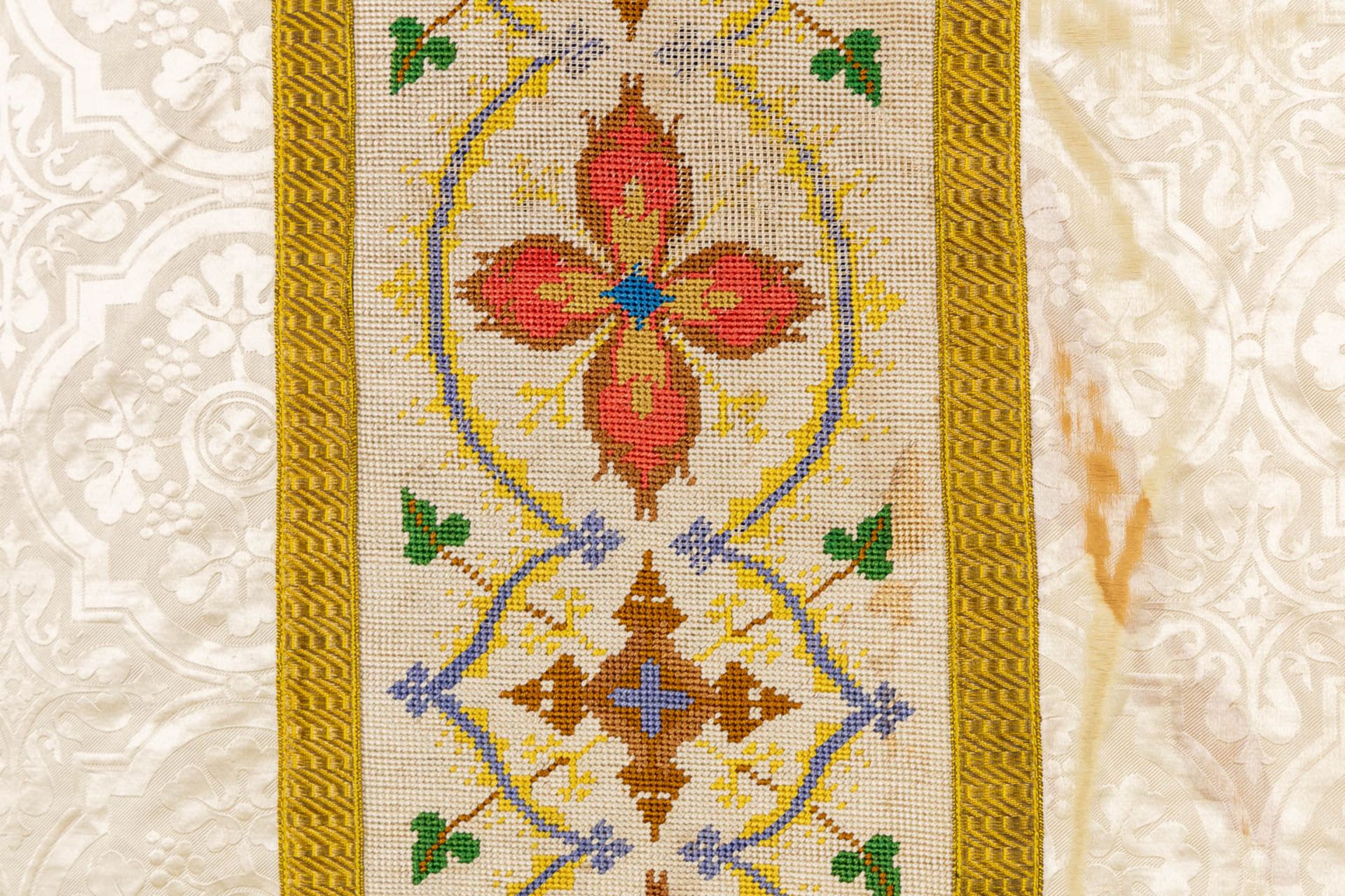 A Humeral Veil and Four Roman Chasubles, embroideries with an IHS and floral decor. - Image 28 of 29