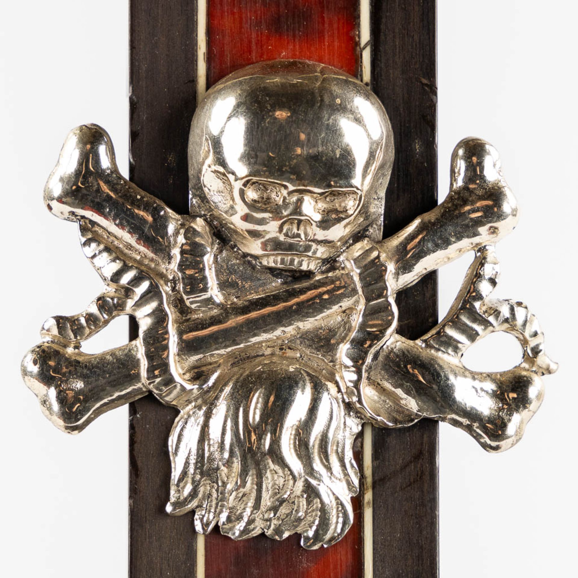 An exceptional crucifix, ebonised wood, tortoise shell inlay and silver-plated metal. 17th/18th C. ( - Bild 11 aus 13