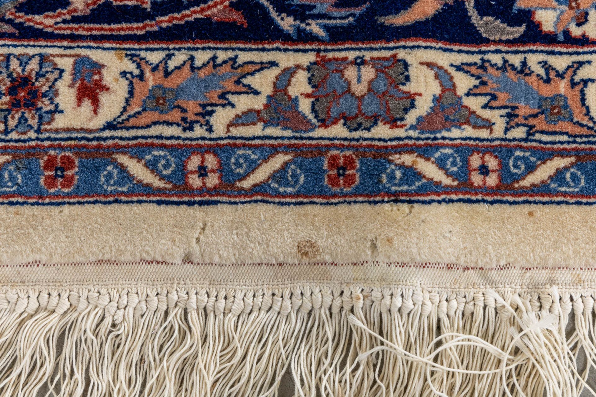 An Oriental hand-made carpet, Isfahan. (L:312 x W:250 cm) - Bild 9 aus 9