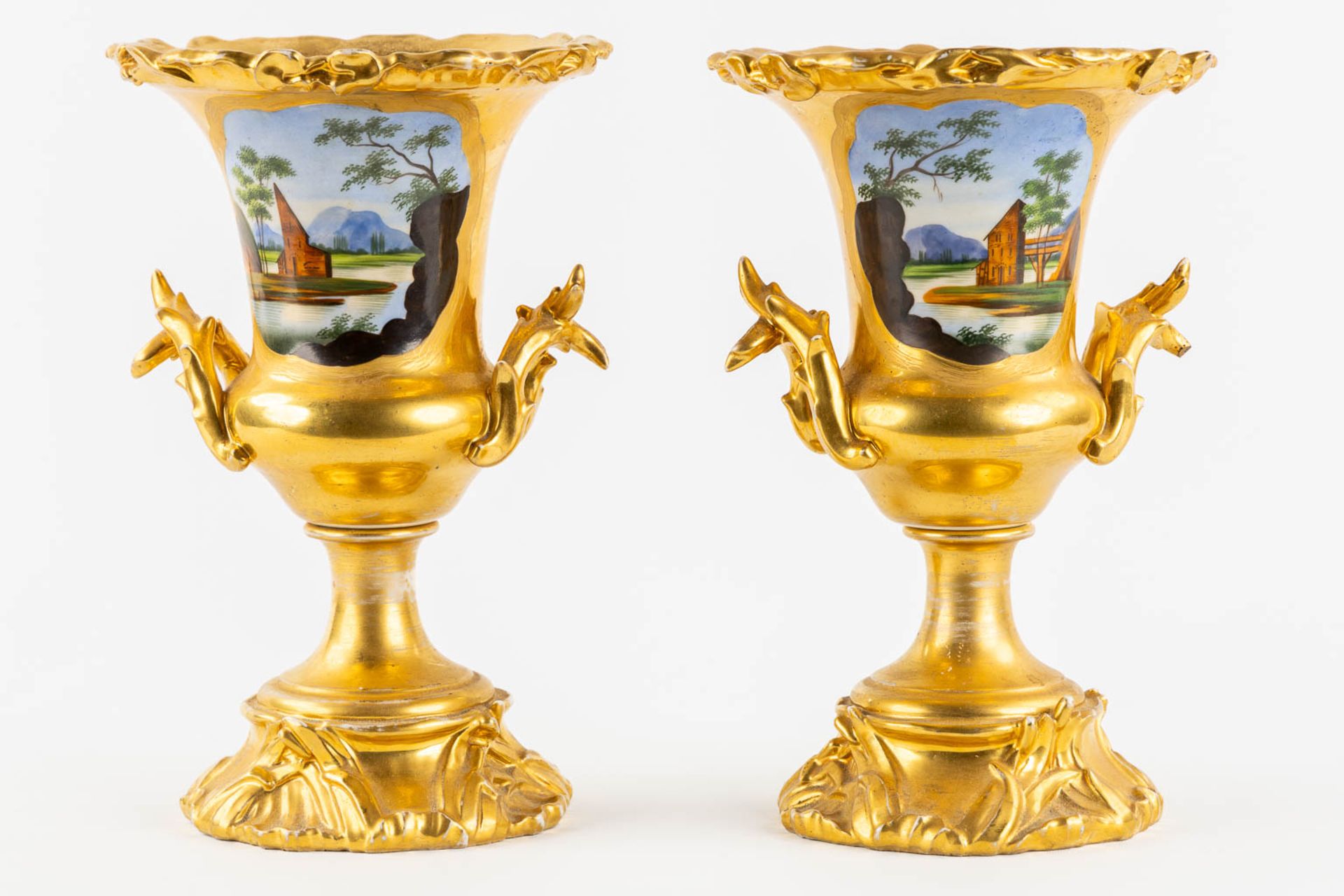 A pair of urns, Old Paris porcelain, hand-painted and gilt decor. 19th C. (H:27 x D:18 cm) - Image 5 of 14