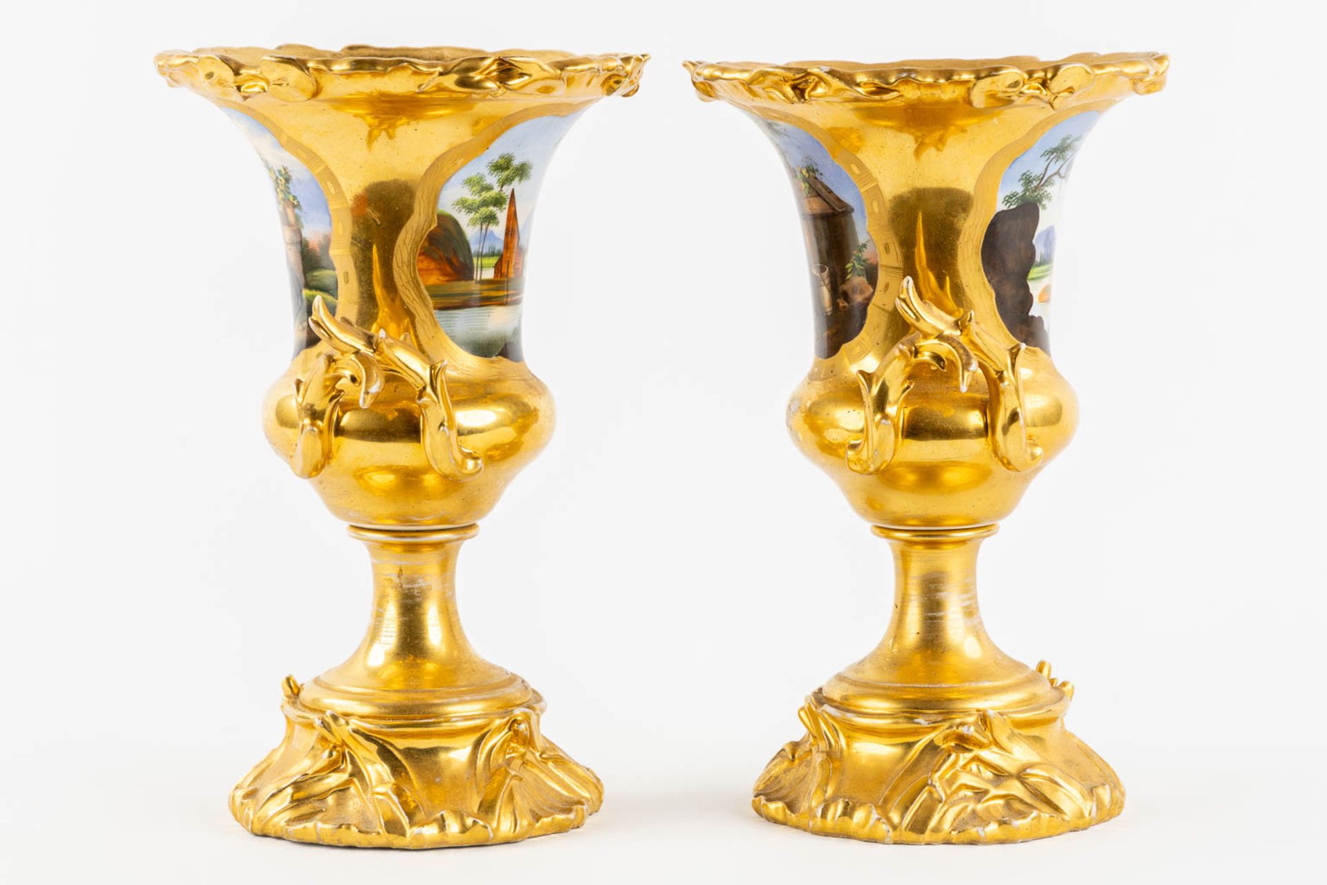A pair of urns, Old Paris porcelain, hand-painted and gilt decor. 19th C. (H:27 x D:18 cm) - Image 6 of 14