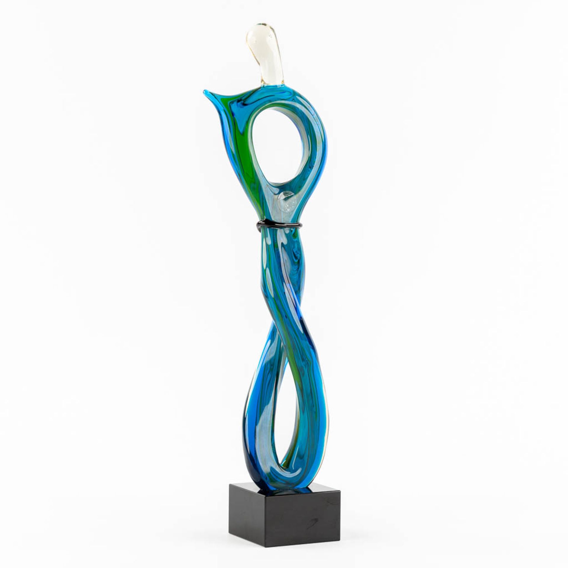 A decorative glass sculpture, Viz glass studio's. (L:10 x W:15 x H:60,5 cm)
