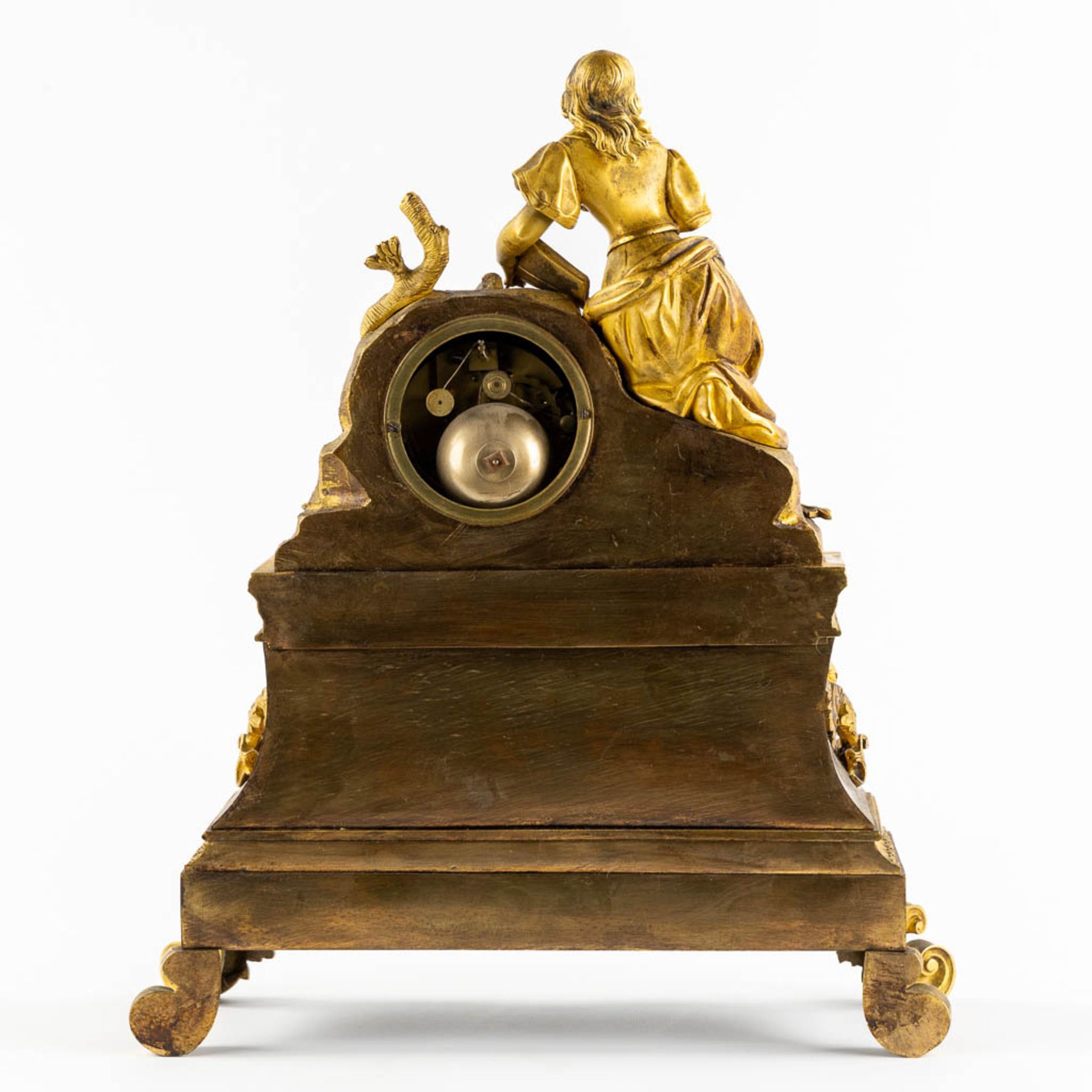 A mantle clock, gilt bronze depicting a reading lady. Louis Philippe, 19th C. (L:15 x W:38 x H:45 cm - Image 5 of 10