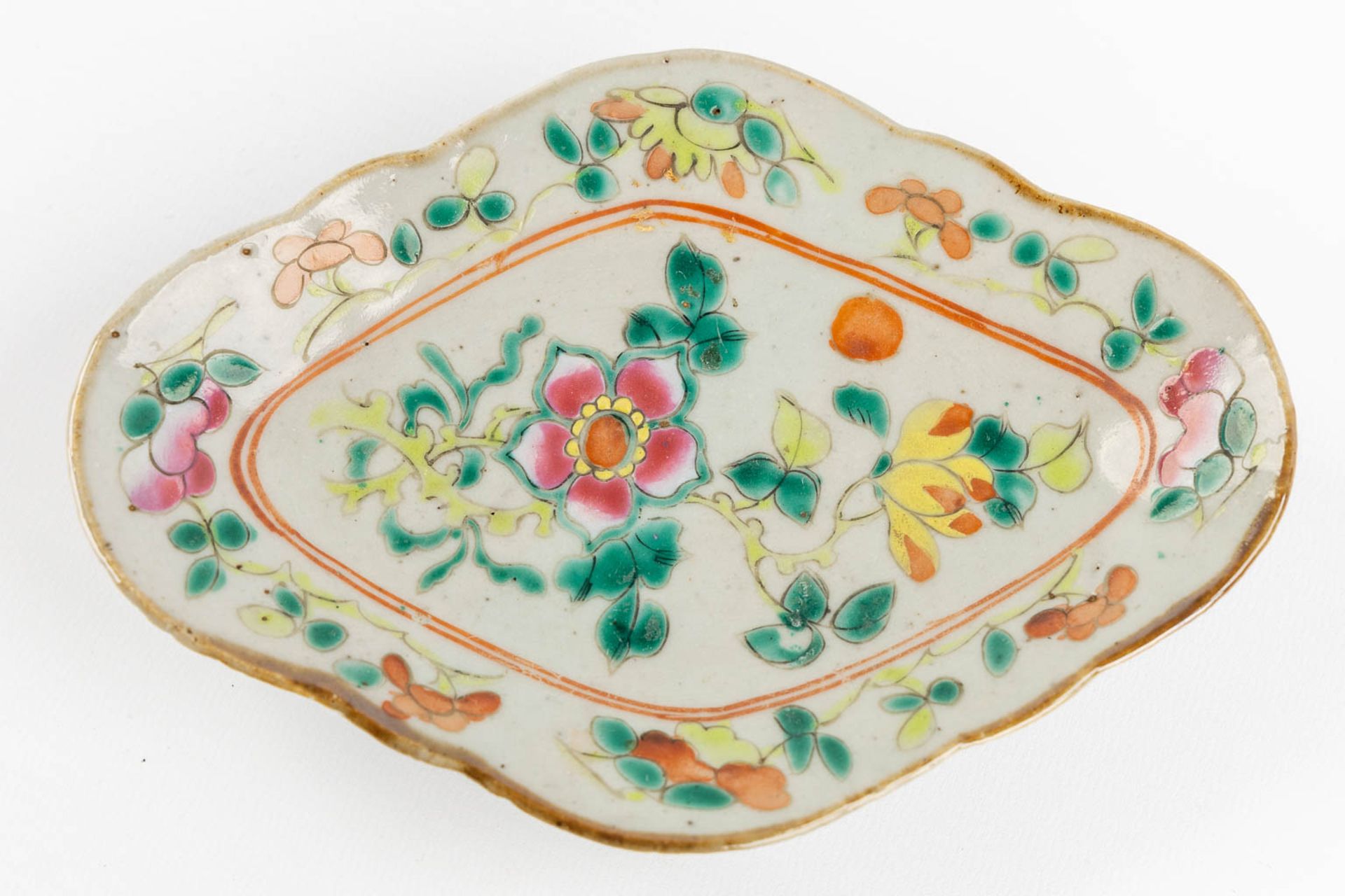 Four Oriental polychrome porcelain bowls, decorated with peaches and flowers. (L:12 x W:17 x H:4 cm) - Bild 8 aus 9
