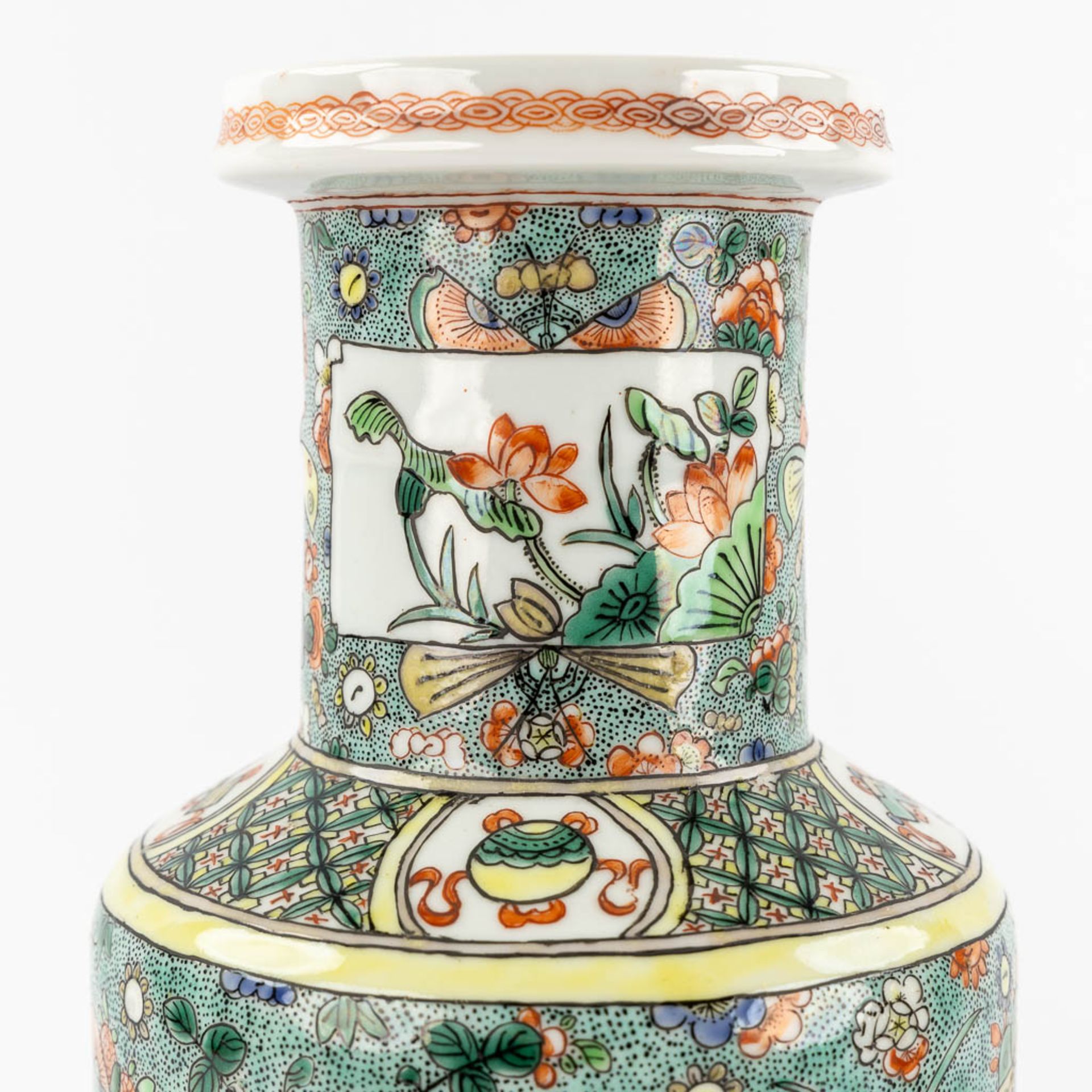 A pair of Chinese Famille Verte vases, decorated with flowers and symbols of happiness. 19th/20th C. - Bild 8 aus 11