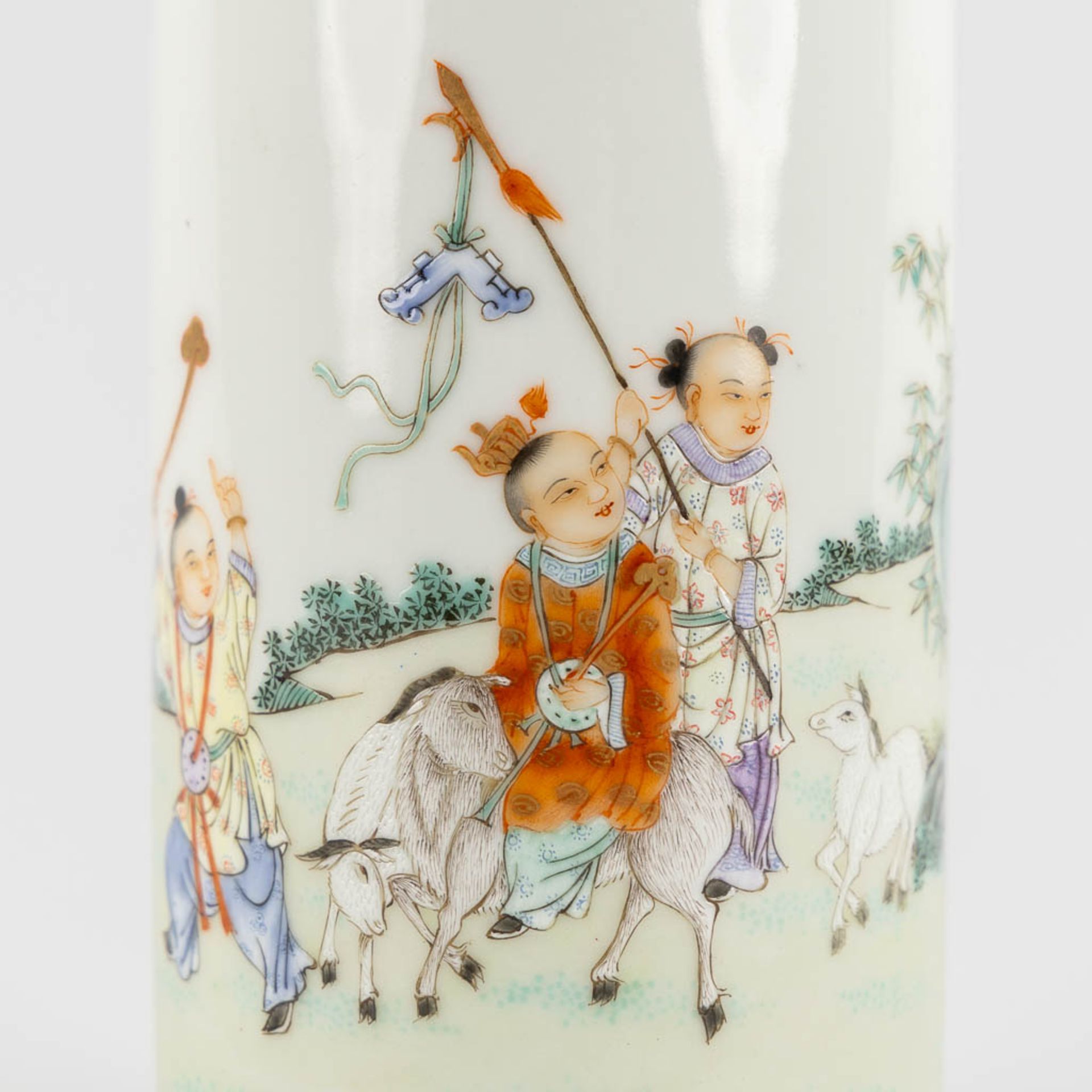 A small Chinese Brush Pot, decorated with Children in a parade, Qianlong mark. (H:12,5 x D:7,5 cm) - Bild 10 aus 13