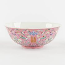 A Chinese Famille Rose bowl decorated with peaches, Daoguang mark. (H:6 x D:16,5 cm)