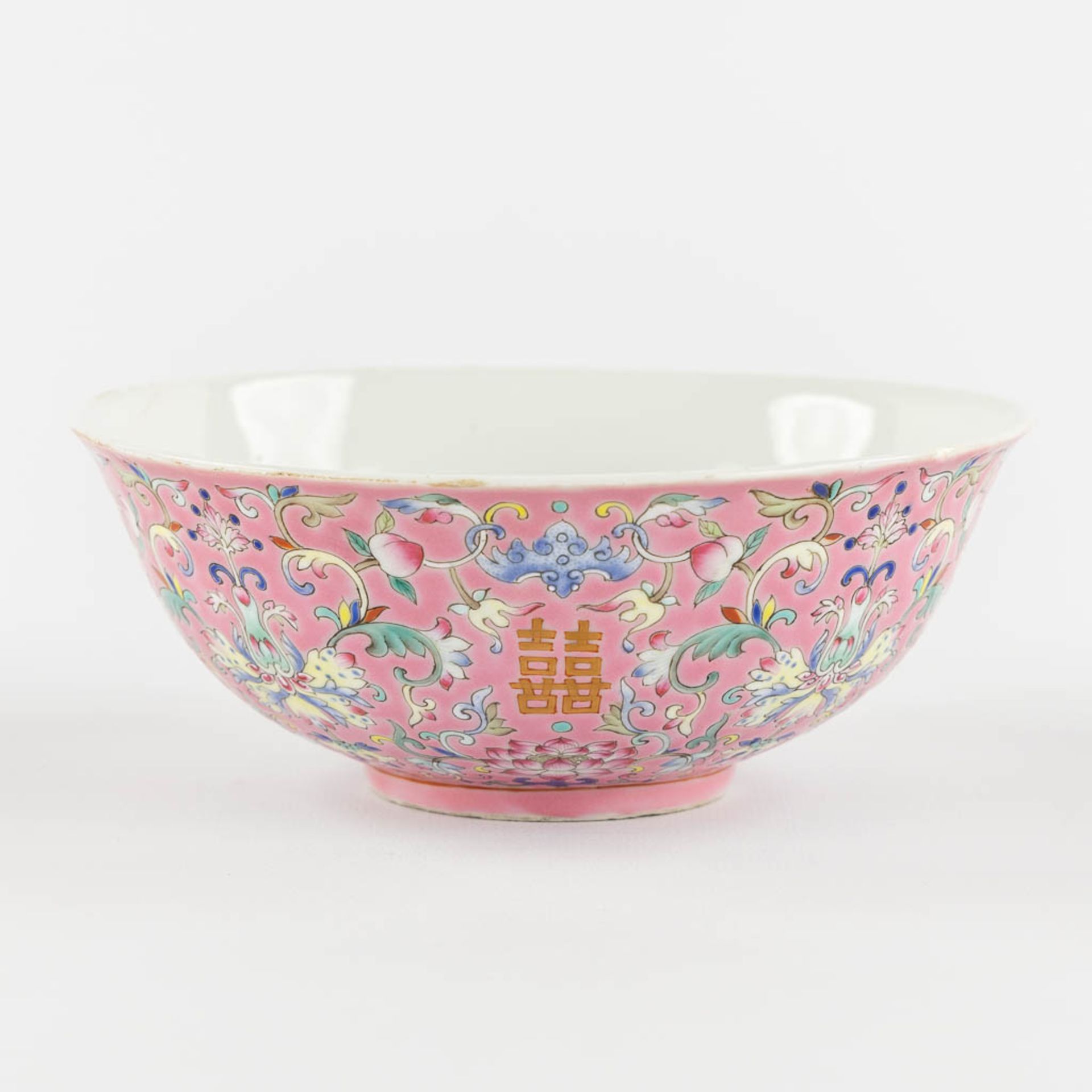 A Chinese Famille Rose bowl decorated with peaches, Daoguang mark. (H:6 x D:16,5 cm)