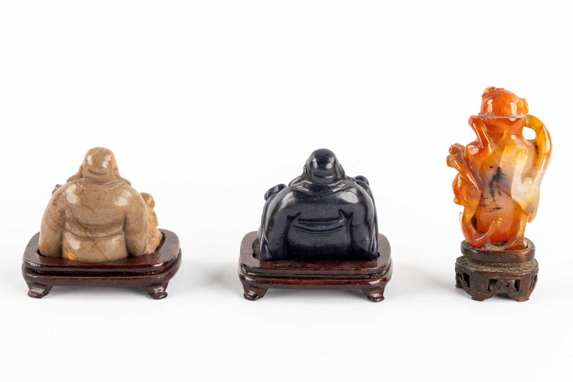 Six Buddha and a snuff bottle, Sculptured hardstones or jade. China. (L:6 x W:8 x H:11,5 cm) - Image 9 of 16