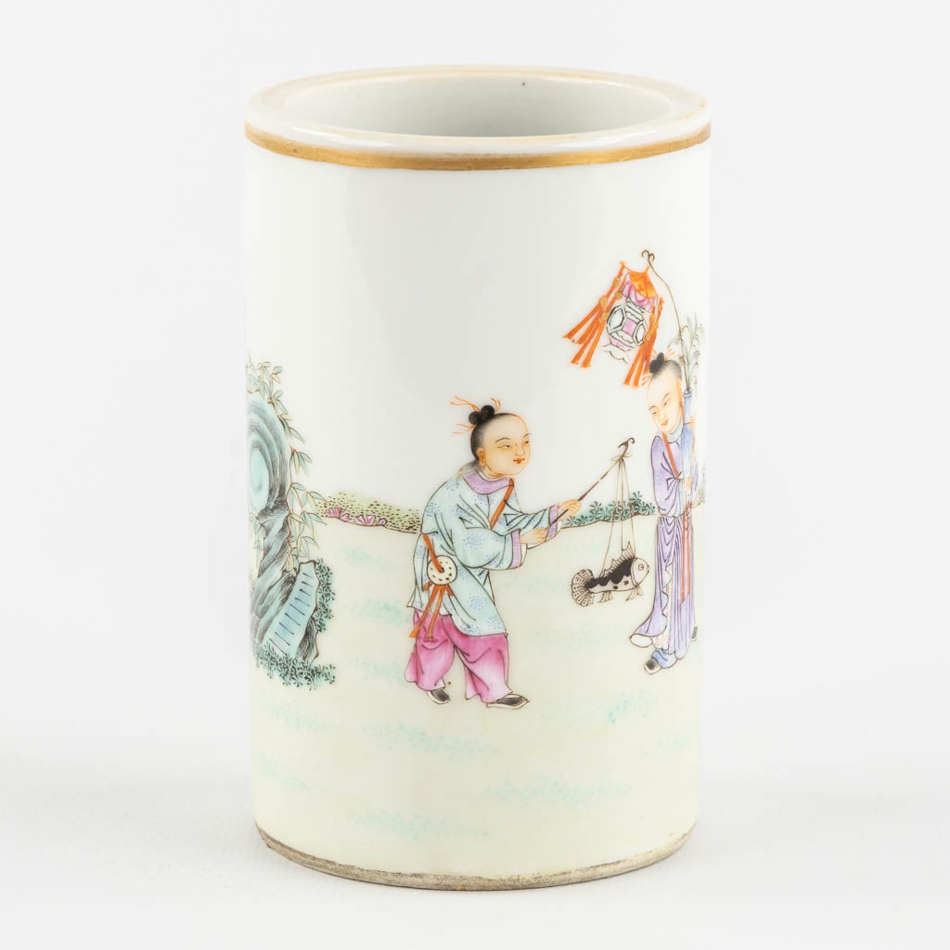 A small Chinese Brush Pot, decorated with Children in a parade, Qianlong mark. (H:12,5 x D:7,5 cm) - Bild 5 aus 13