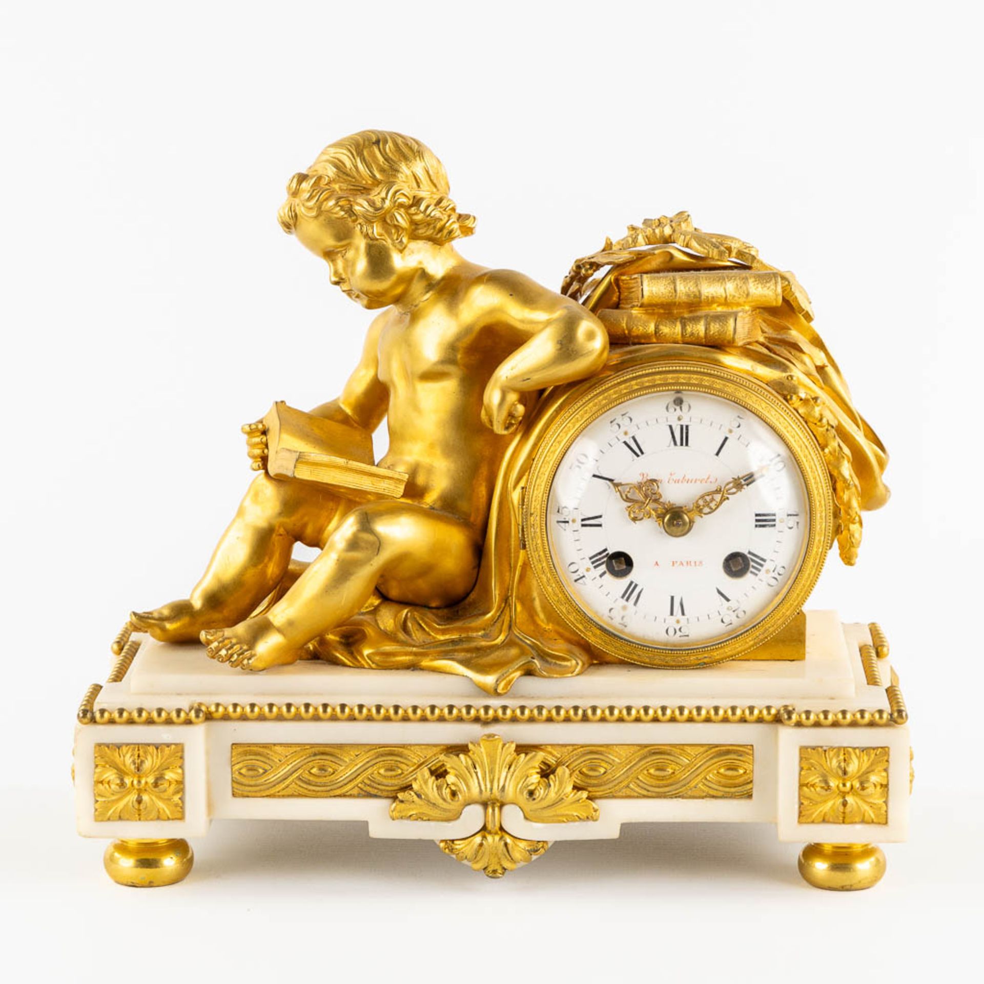 A mantle clock with a putti figurine, gilt bronze on white Carrara marble. 19th C. (L:15 x W:27 x H: - Bild 3 aus 10