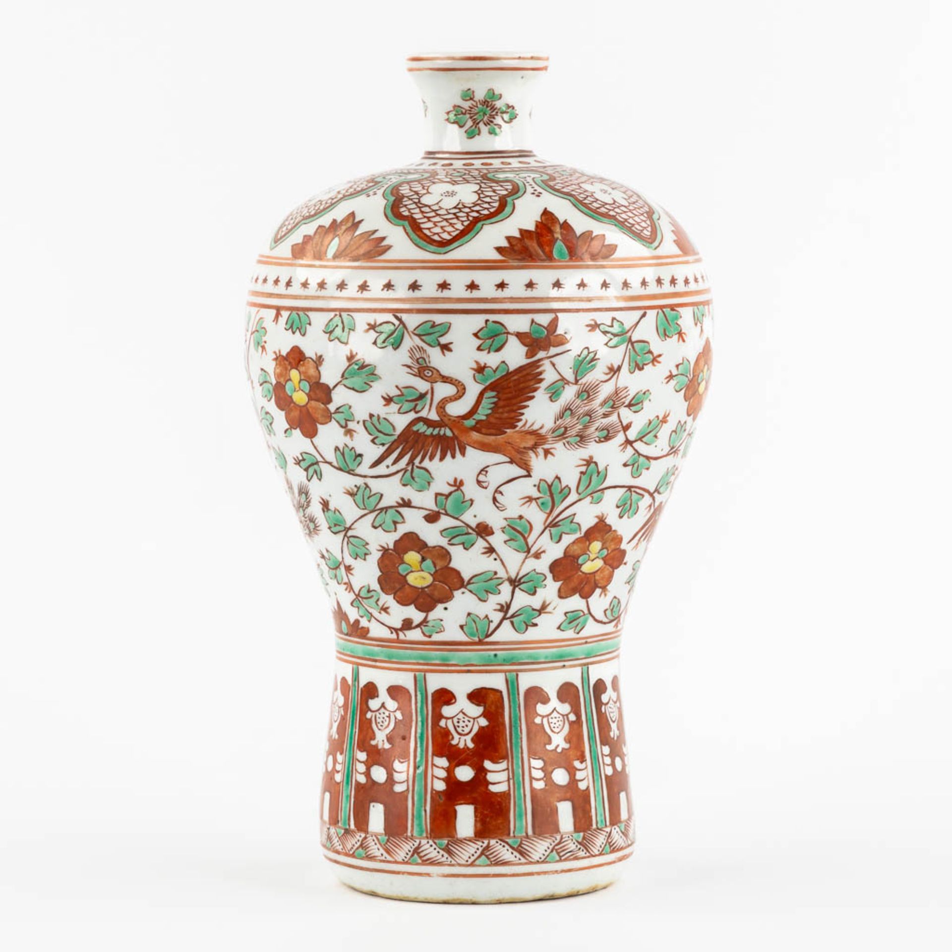 A Chinese Meiping vase, Famille verte decorated with Phoenix. 20th C. (H:31 x D:18 cm) - Bild 4 aus 11