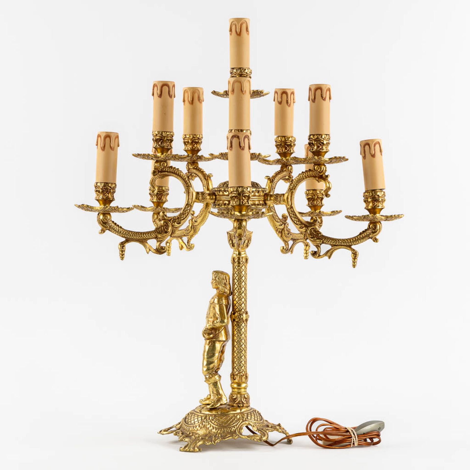 A large and decorative table lamp with a musketeer figurine, gilt bronze. 20th C. (H:61 x D:46 cm) - Image 5 of 11