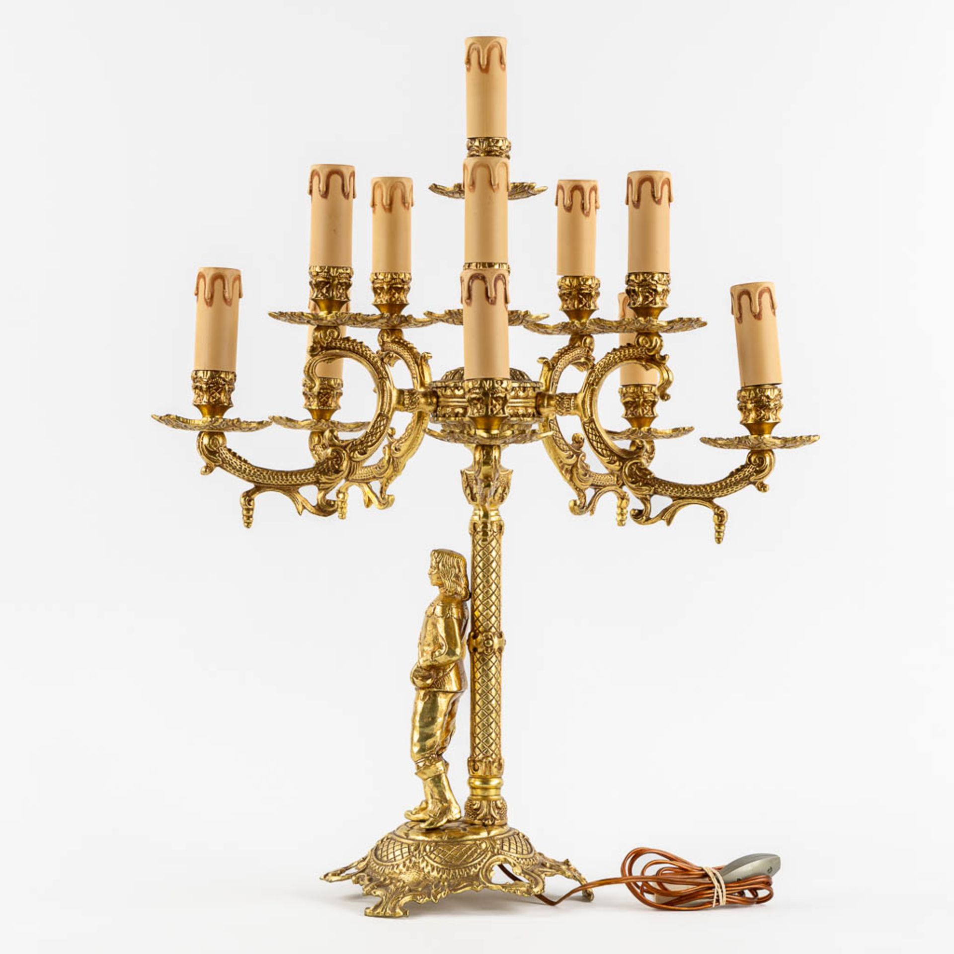 A large and decorative table lamp with a musketeer figurine, gilt bronze. 20th C. (H:61 x D:46 cm) - Bild 5 aus 11