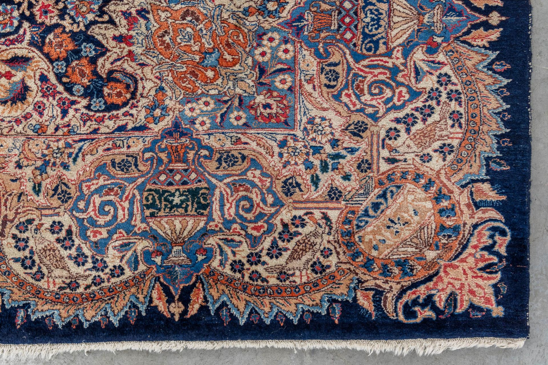 An Oriental hand-made carpet, Kashmar. (L:343 x W:256 cm) - Bild 5 aus 10