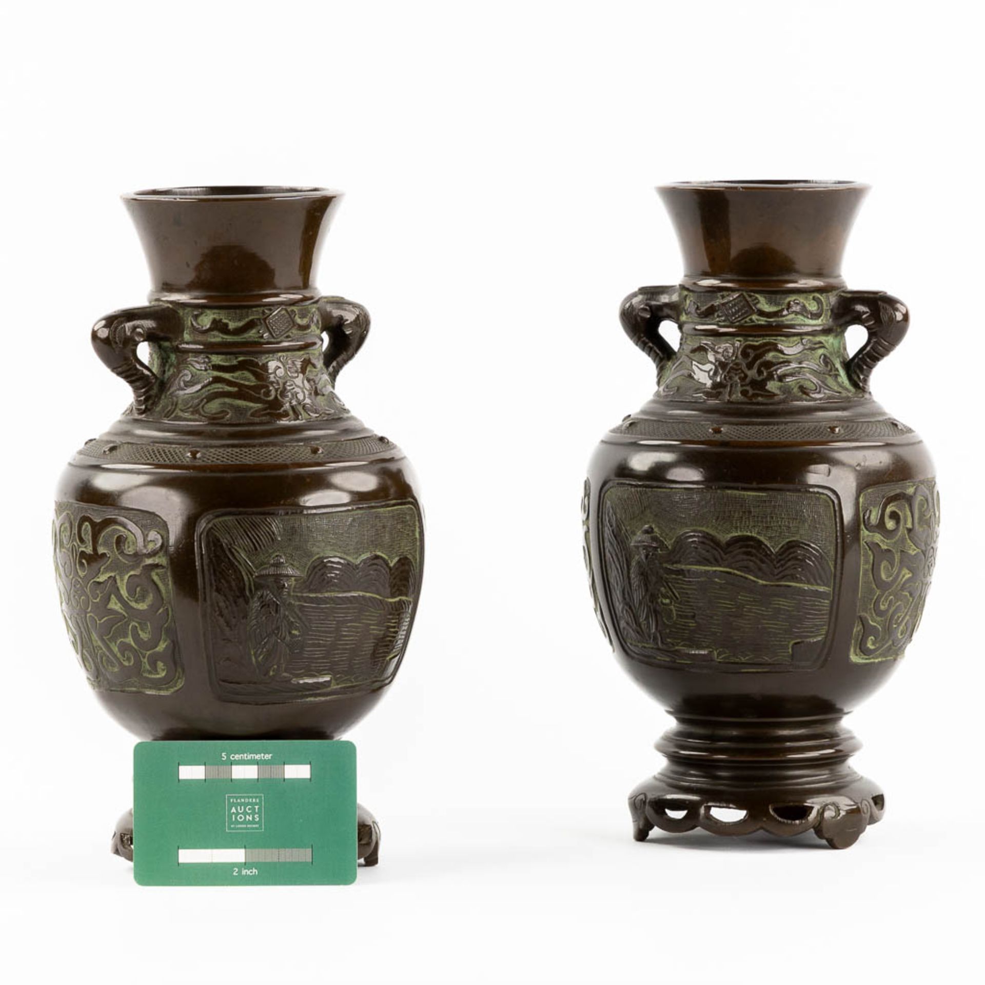 A pair of Japanese vases, patinated bronze. 19th C. (H:26 x D:14 cm) - Image 2 of 11