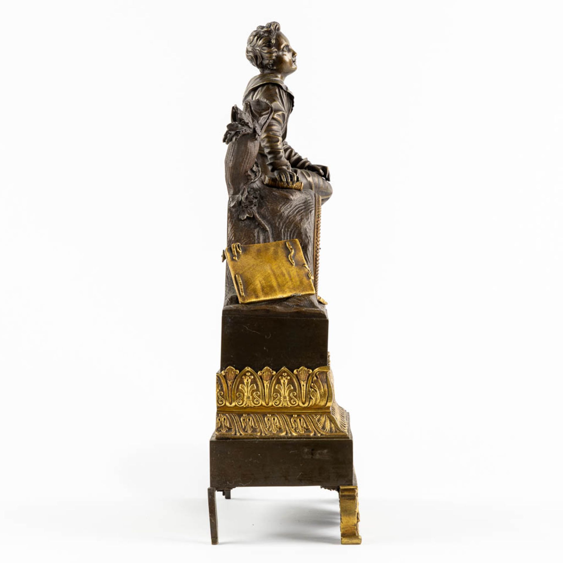 A mantle clock, gilt and patinated bronze, Empire style. 19th C. (L:13 x W:34 x H:46 cm) - Image 4 of 9