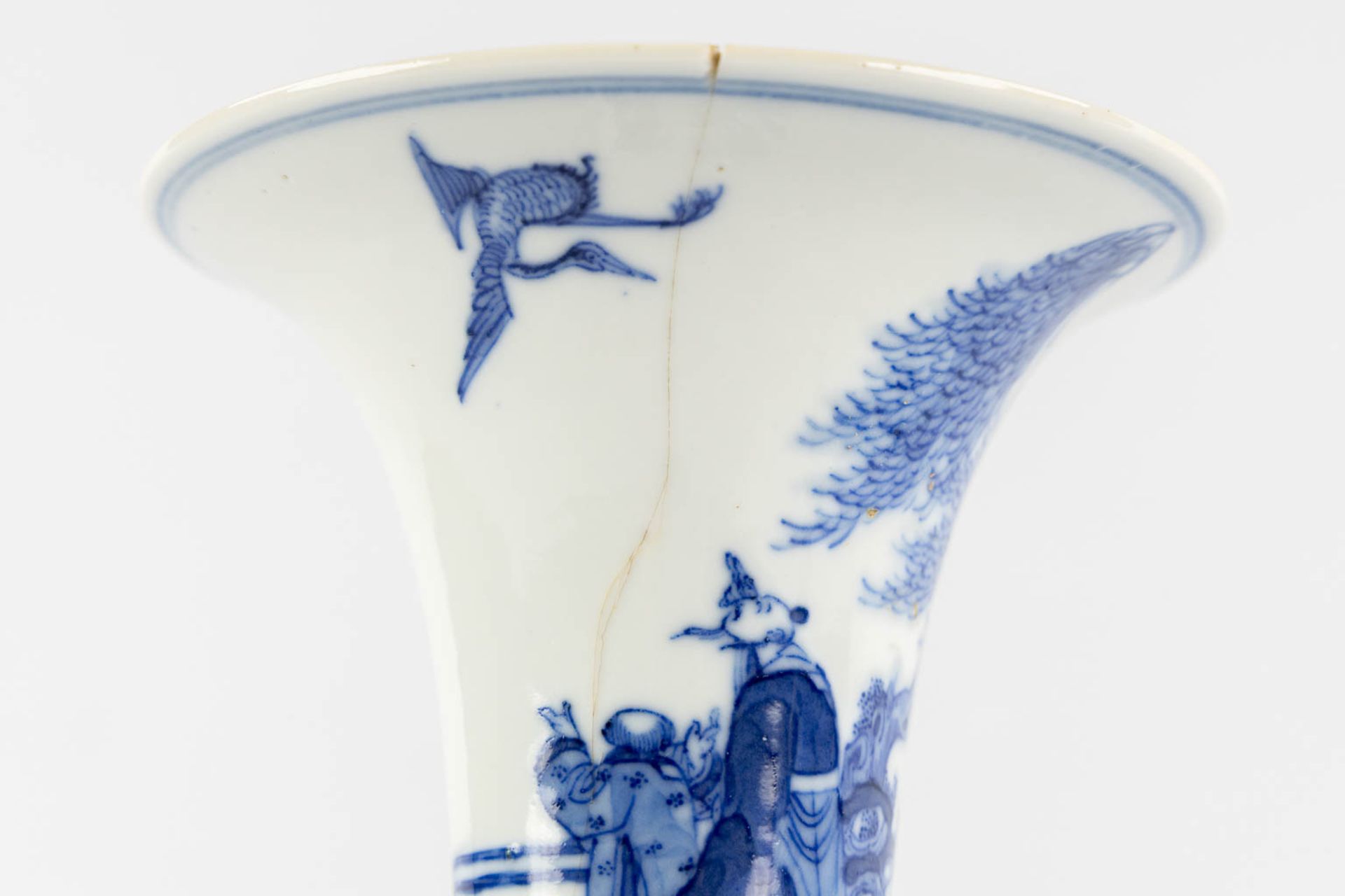 A pair of Chinese 'Gu' vases, blue-white. Marked Yongzheng Reign. 19th/20th C. (H:17 x D:10,5 cm) - Bild 9 aus 9