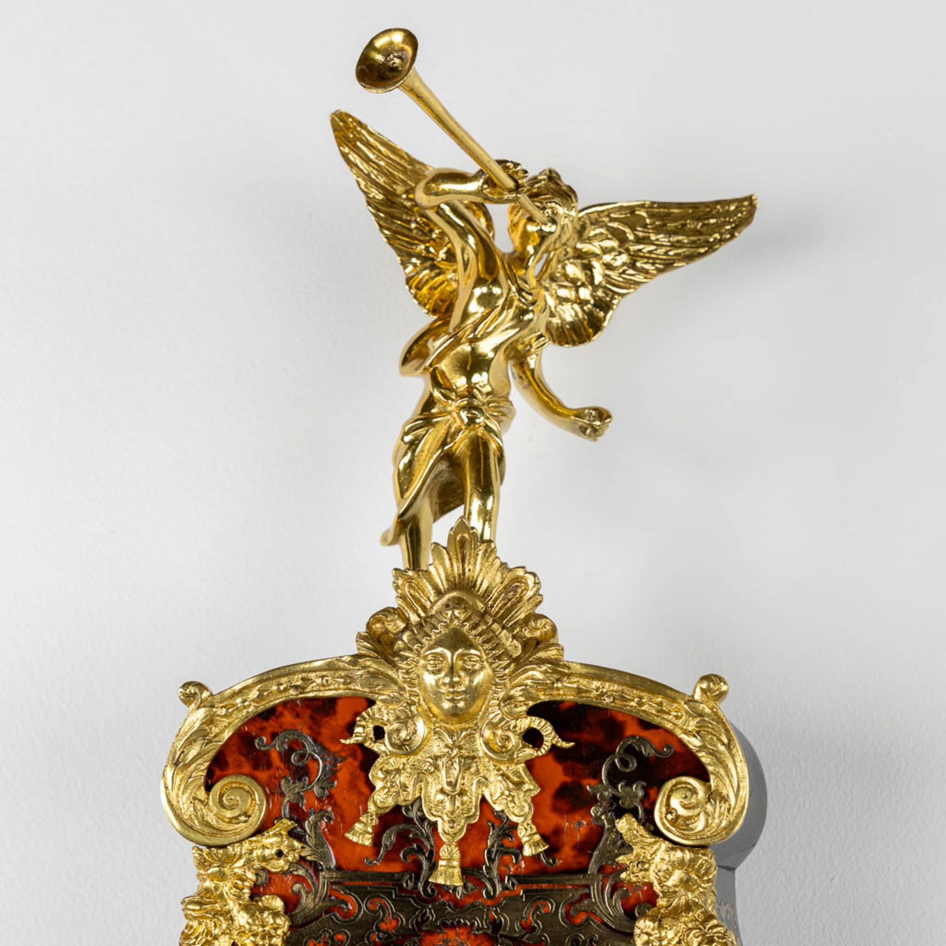 A cartel clock on a stand, tortoiseshell inlay mounted with gilt bronze. Japy Frères, 19th C. (L:17 - Bild 5 aus 13