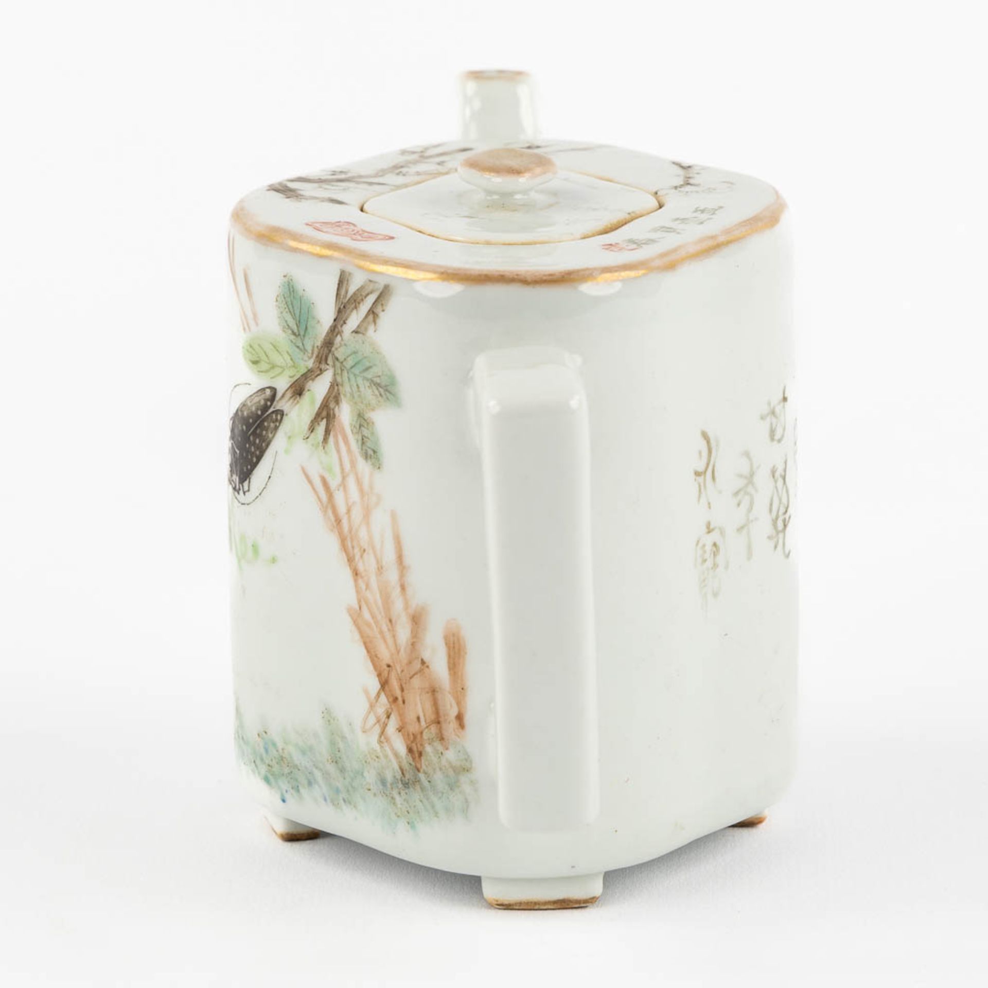 A Chinese teapot decorated with Fauna and Flora. Guangxu Mark. (L:9 x W:17 x H:10 cm) - Bild 6 aus 13