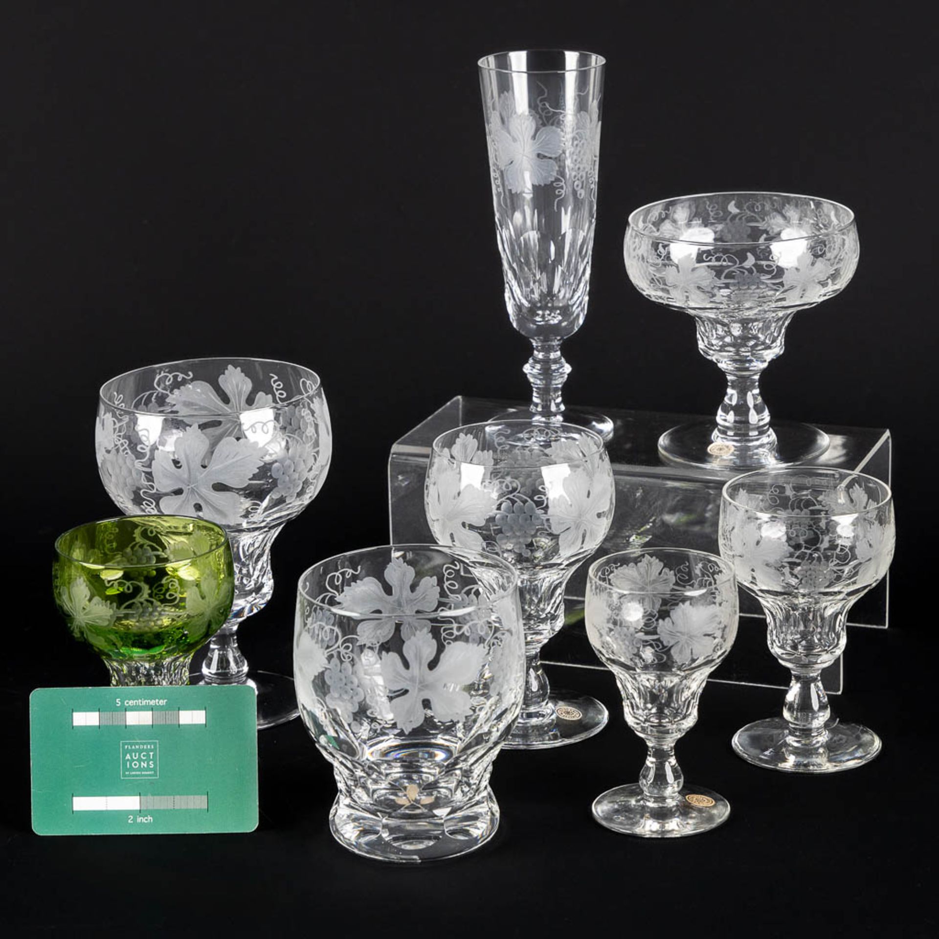 Val Saint Lambert, a large glass service decorated with grapes and vines. 108 pieces. (H:16,3 cm) - Bild 3 aus 6