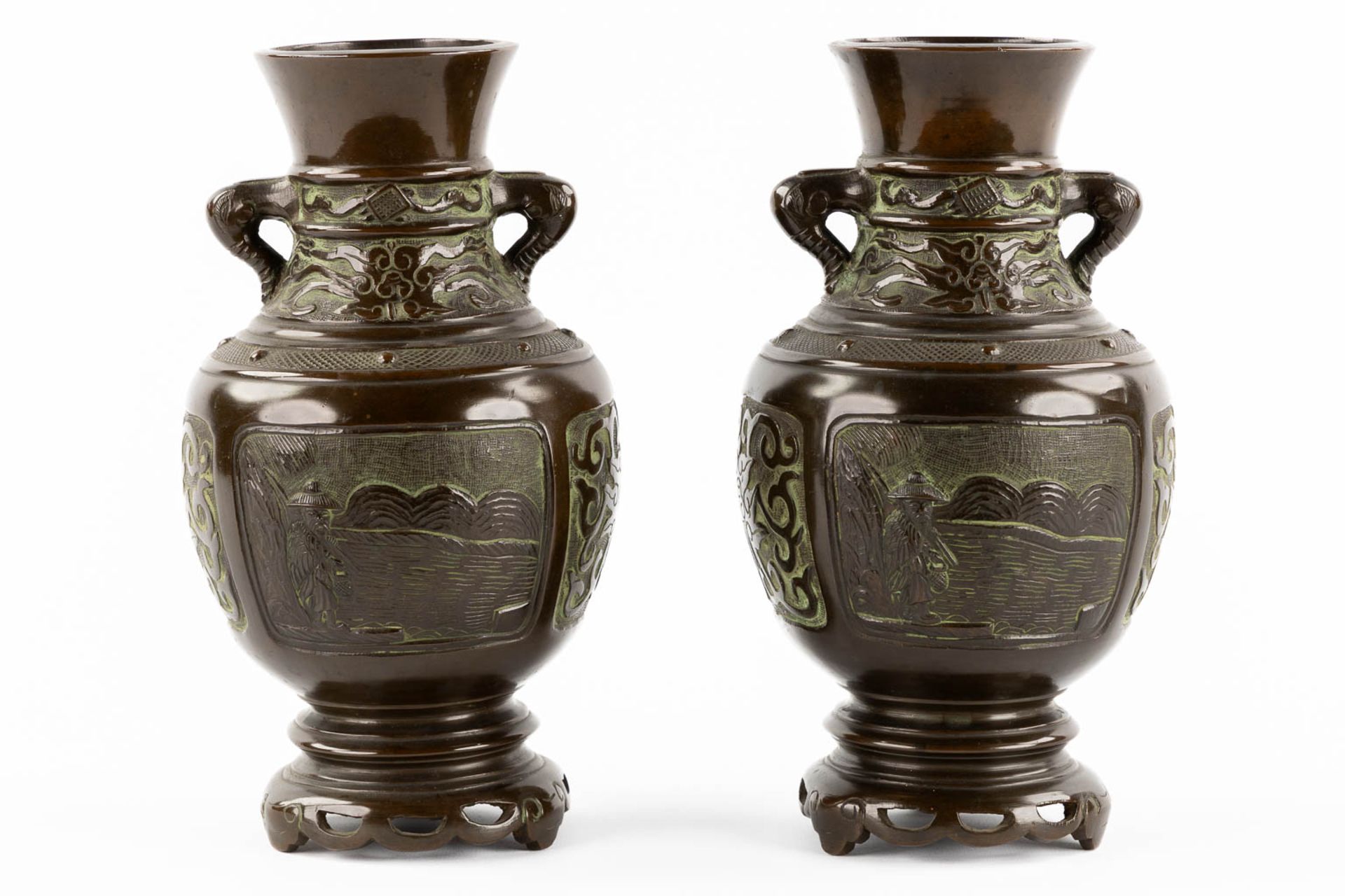 A pair of Japanese vases, patinated bronze. 19th C. (H:26 x D:14 cm) - Image 3 of 11