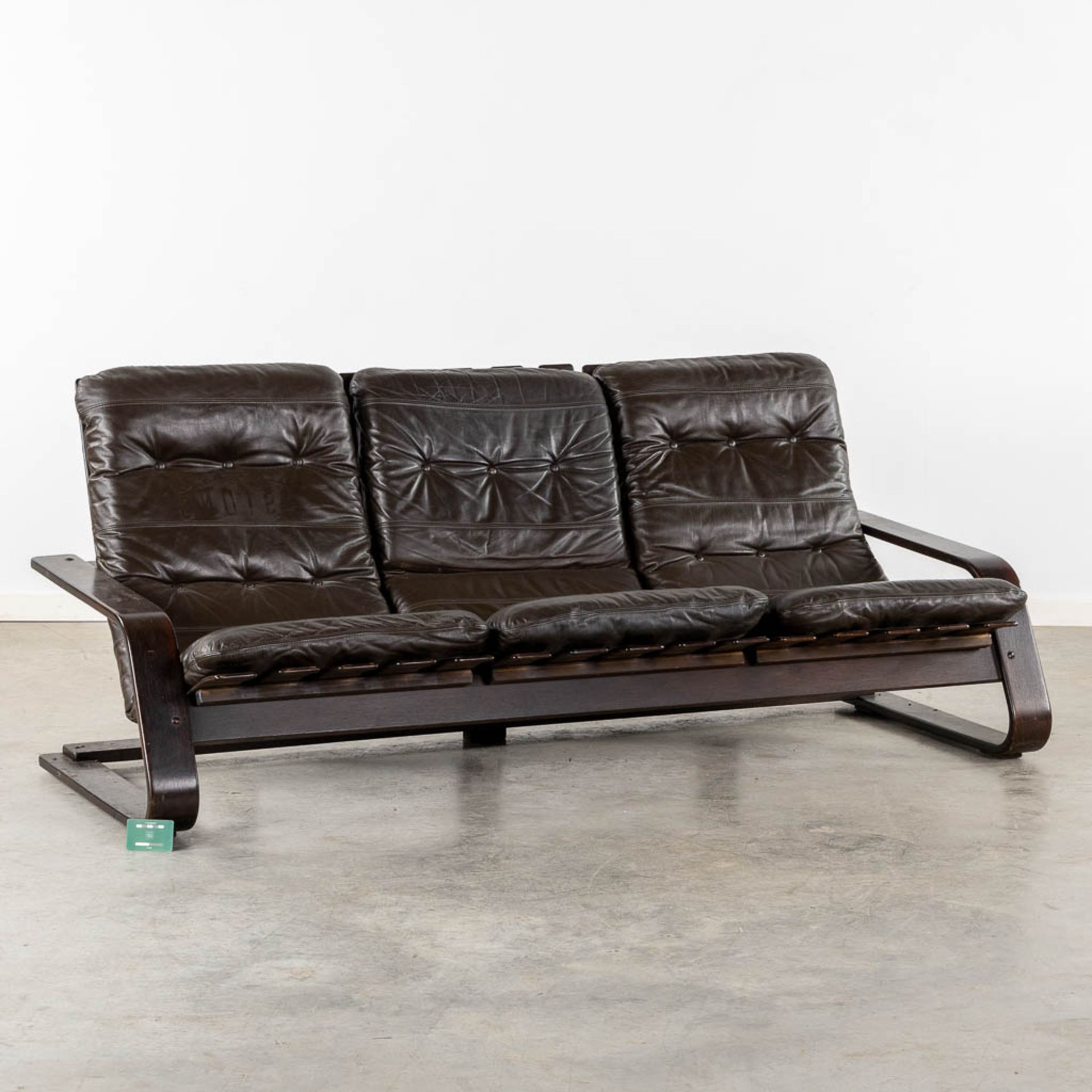 A three-person sofa, wood and leather. In the style of Westnova. (L:85 x W:192 x H:85 cm) - Bild 2 aus 9