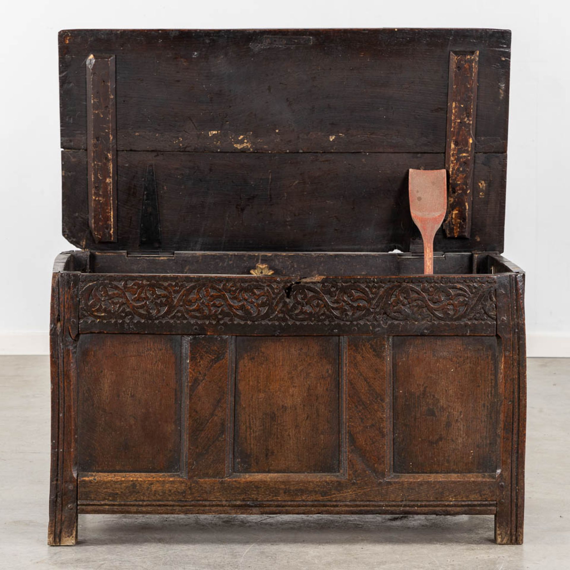 An antique wood-sculptured chest, 18th C. (L:52 x W:98 x H:56 cm) - Bild 4 aus 9