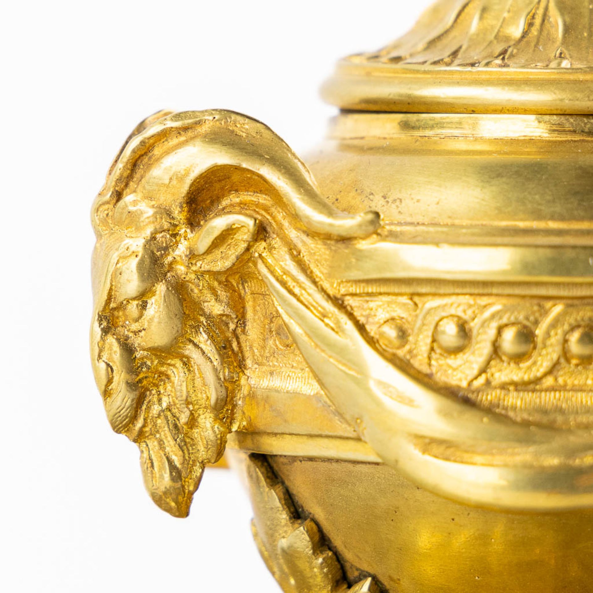 An inkpot decorated with ram's and garlands heads in Louis XVI style. Gilt bronze. (H:13 x D:19 cm) - Bild 9 aus 12