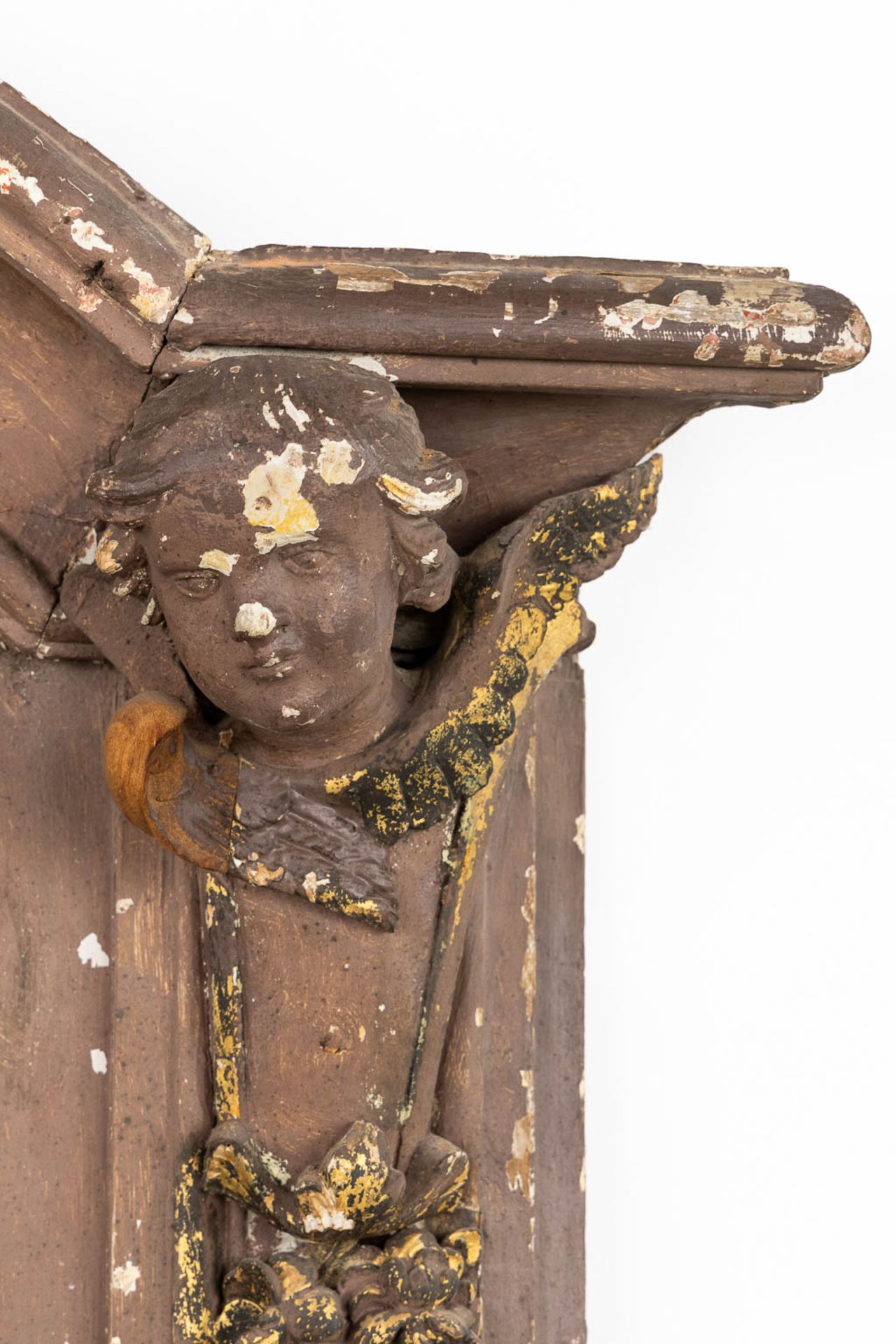 An antique shrine with angel figurines, brown patinated sculptured wood, 18th C. (W:106 x H:140 cm) - Bild 4 aus 10