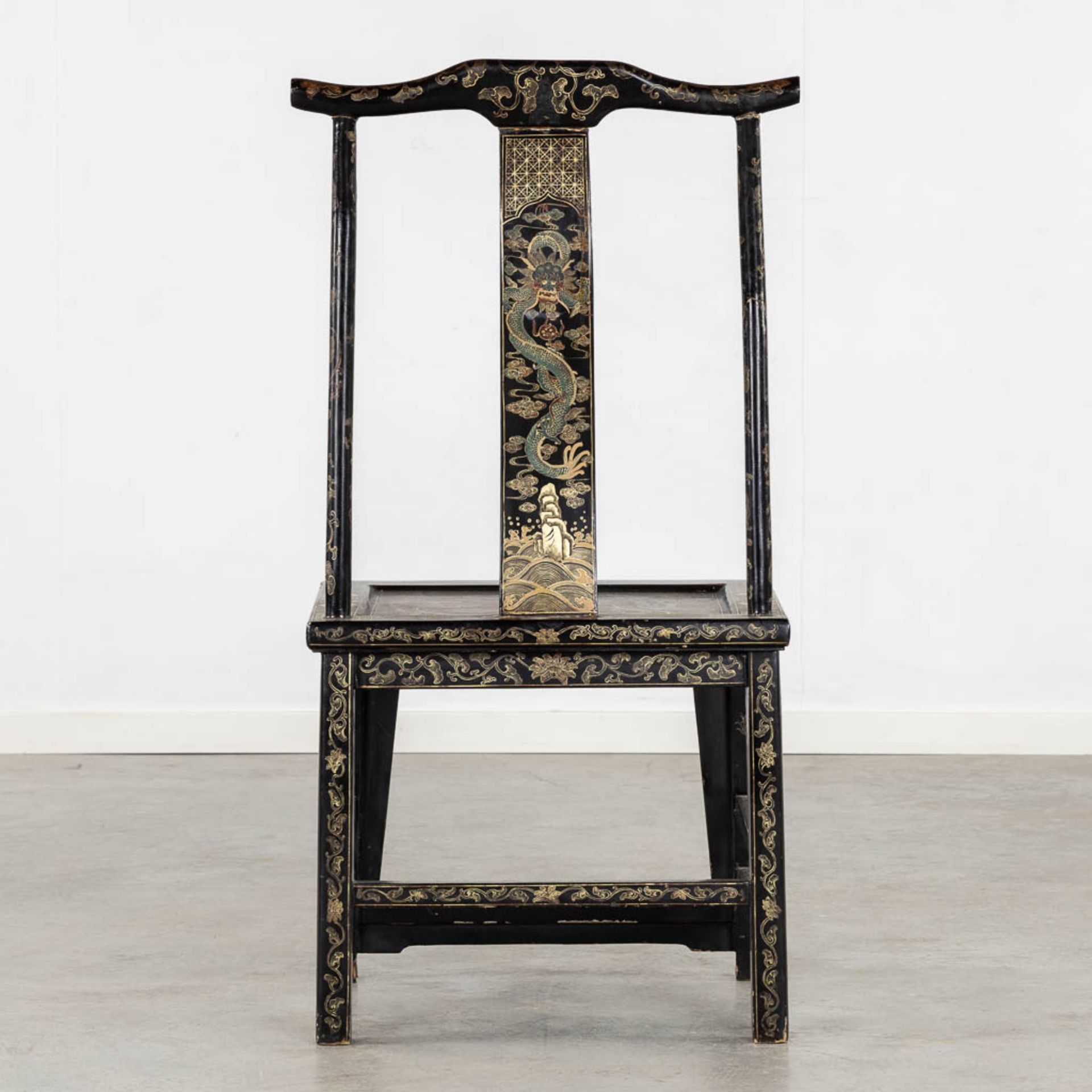 Two Chinese chairs, patinated wood decorated with Foo Lions and floral decor. 19th/20th C. (L:46 x W - Bild 6 aus 38