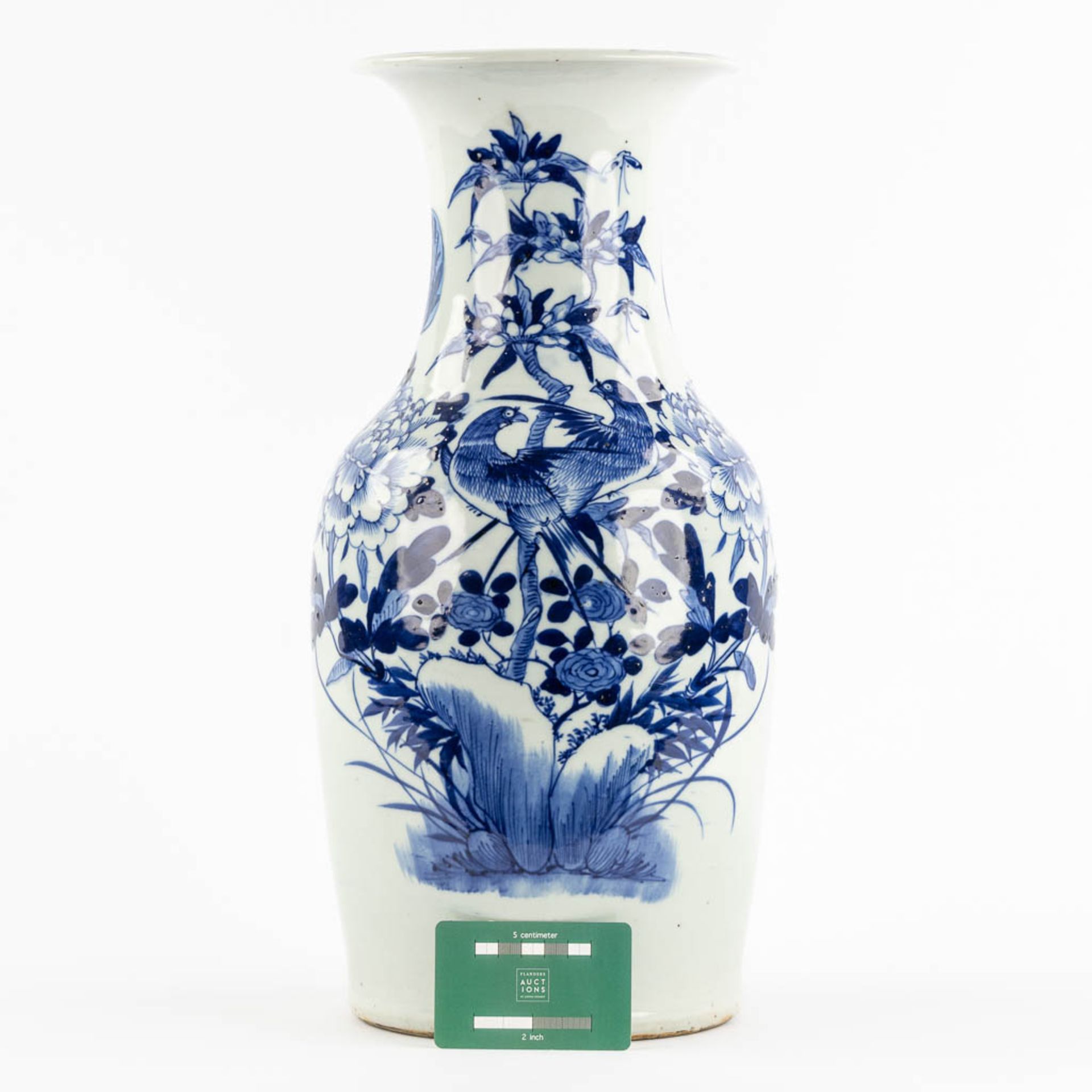 A Chinese vase with blue-white decor of birds and flowers. (H:43 x D:20 cm) - Bild 2 aus 11