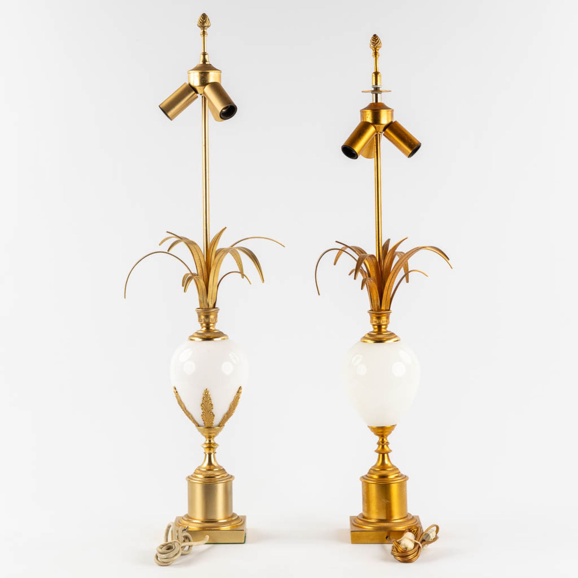 A pair of Hollywood Regency table lamps with opaline glass. (H:77 x D:20 cm) - Image 5 of 11