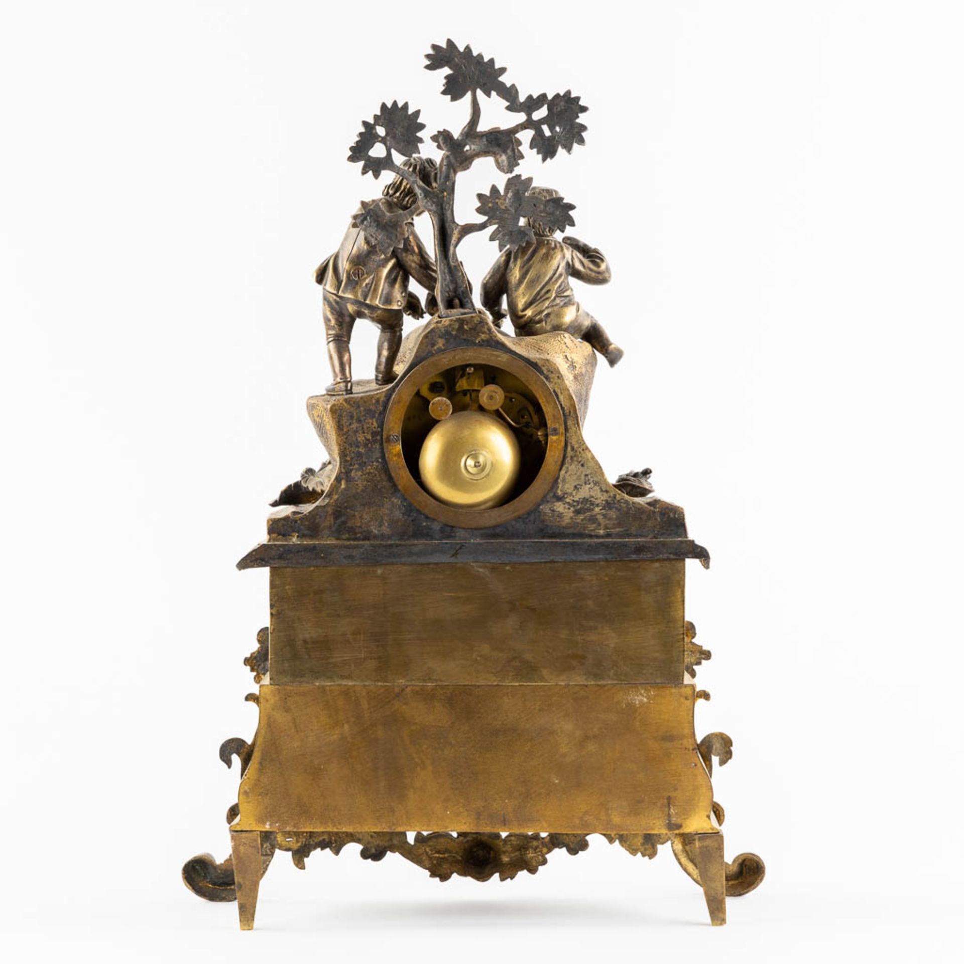 A mantle clock, patinated and gilt bronze with a hunting and camping scène. 19th C. (L:10 x W:30 x H - Bild 5 aus 11