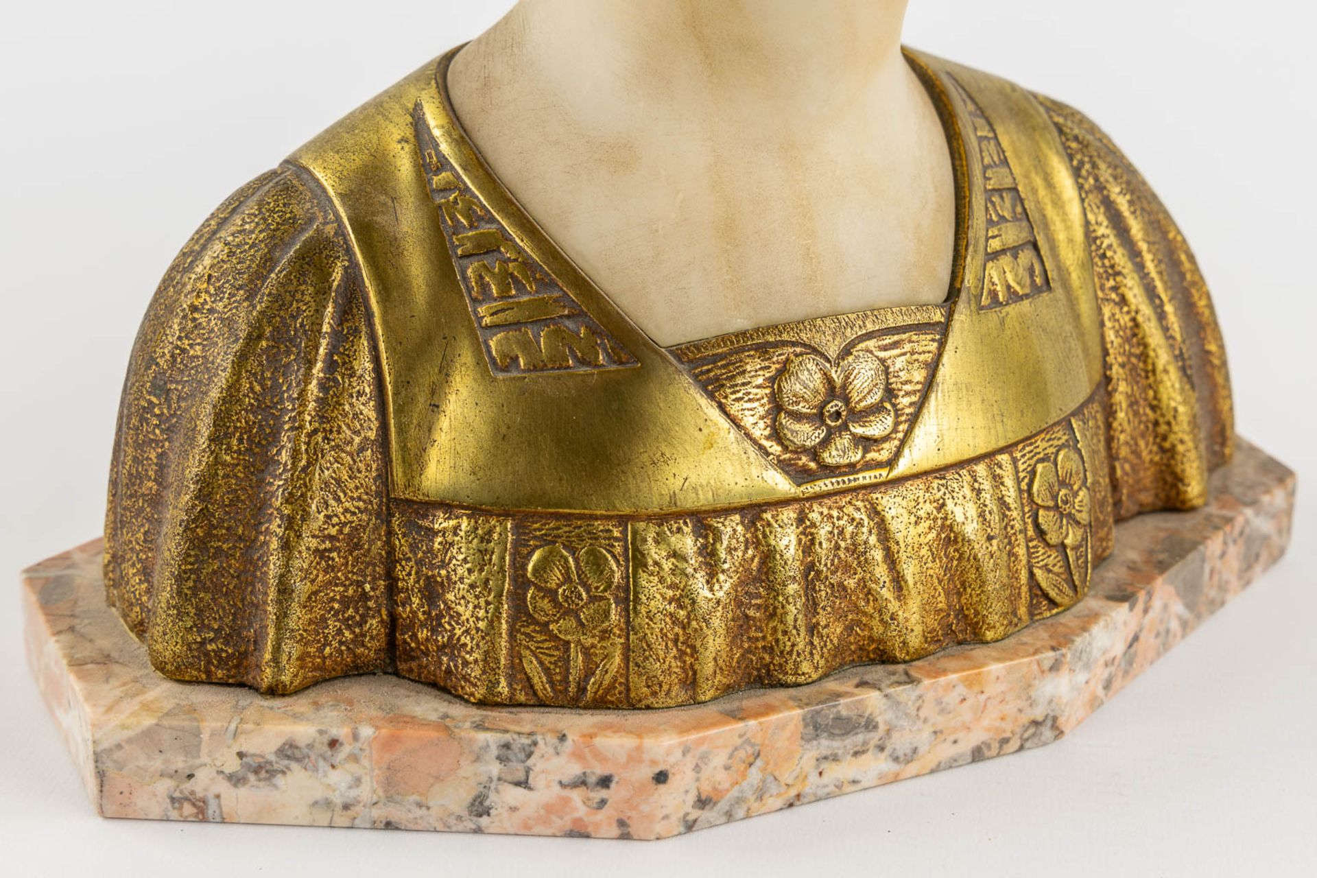 Bust of a Young Lady, gilt bronze and sculptured alabaster. Signed Cecchelli. (L:12 x W:26 x H:28 cm - Bild 10 aus 10