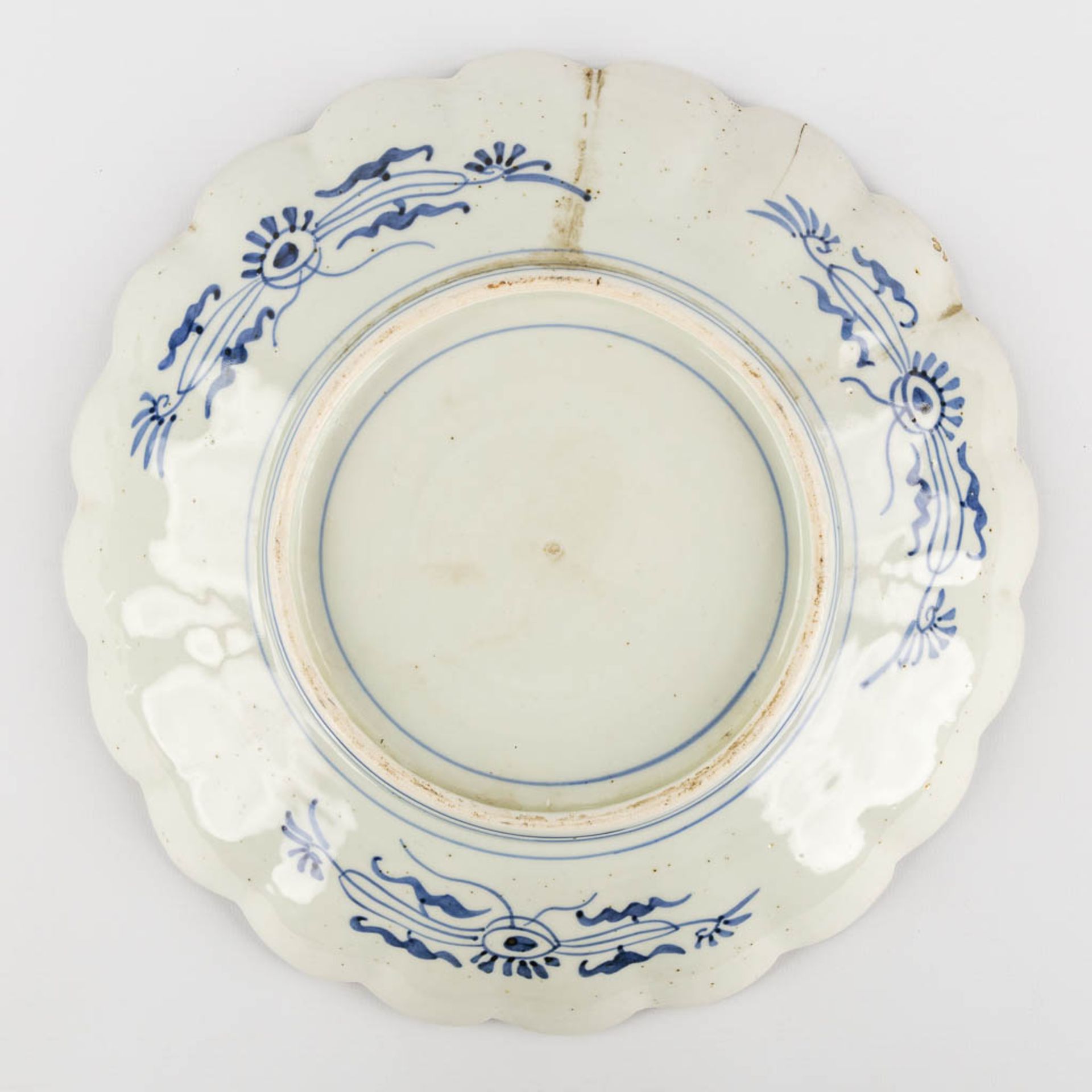 Eight Chinese and Japanese plates, Famille Rose and Imari. 19th and 20th C. (D:47 cm) - Bild 12 aus 16