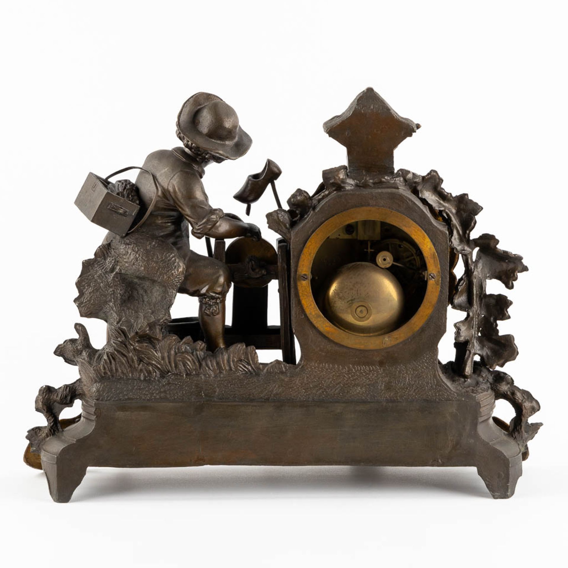 A mantle clock, patinated and bronze and spelter, image of a Wooden shoemaker. 19th C. (L:12 x W:36 - Bild 5 aus 11
