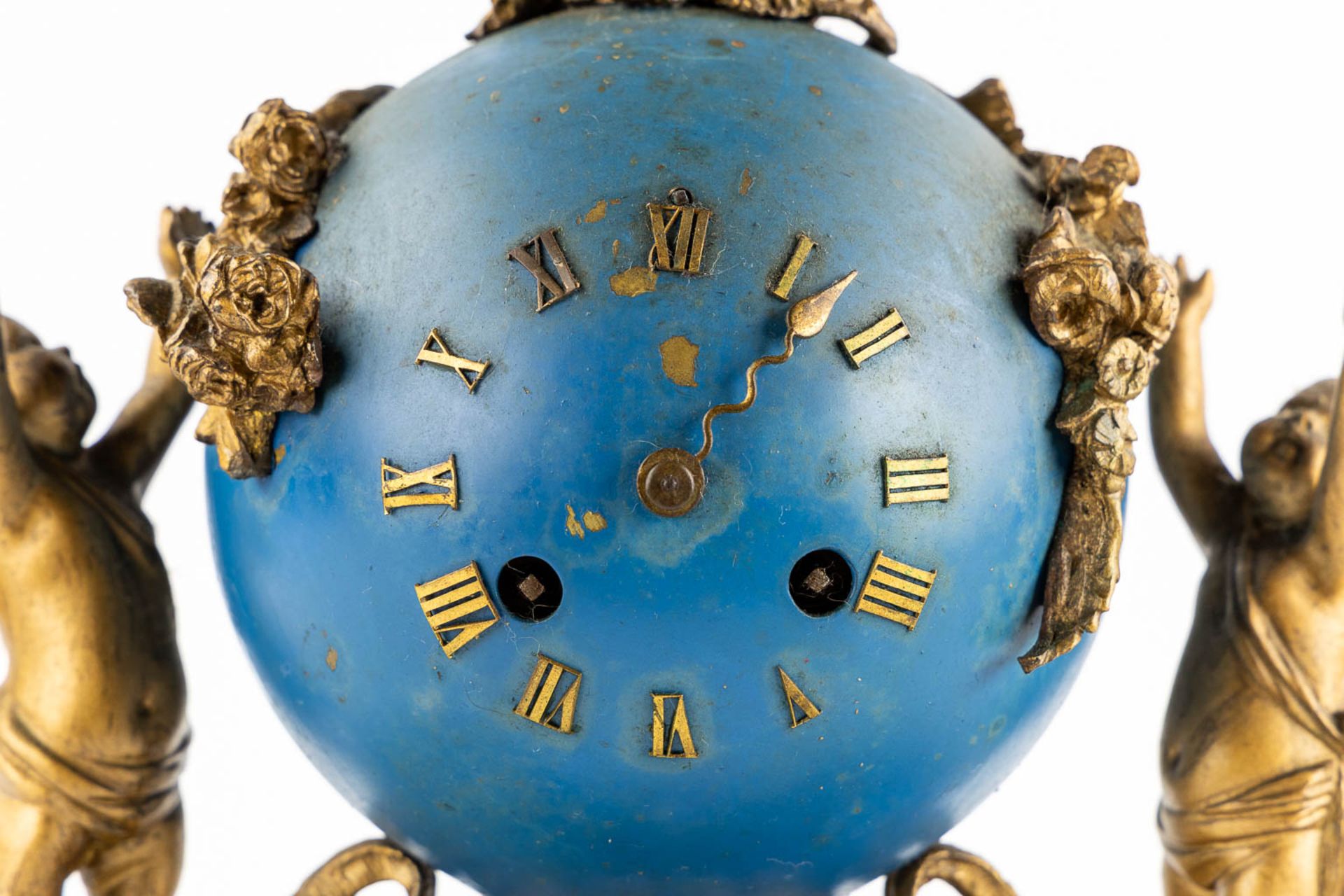 A mantle clock, blue lacquered brass, decorated with rams and children. France, 19th C. (L:15 x W:30 - Bild 10 aus 12