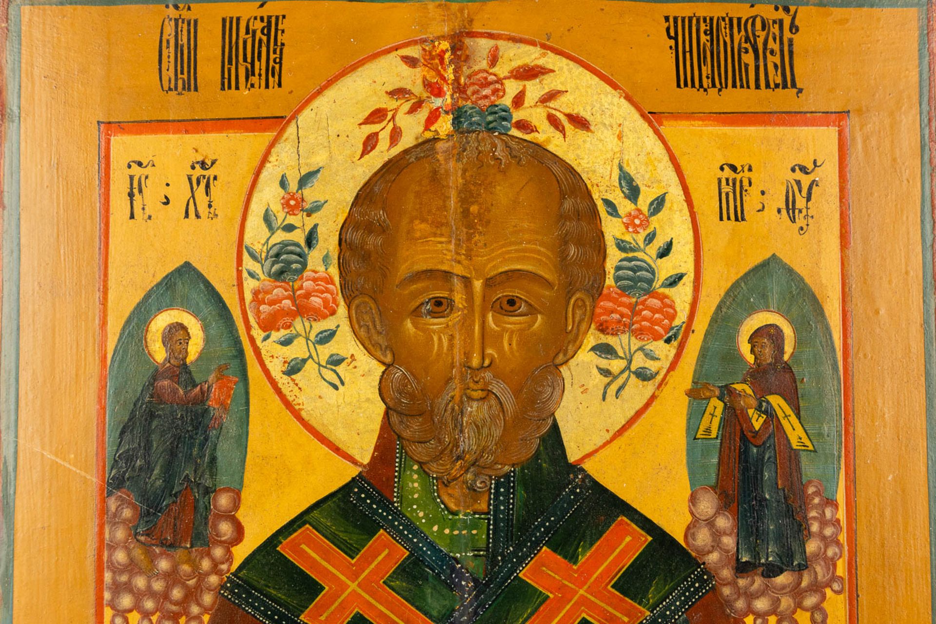 An antique Eastern European Icon 'Nicholas of Myra', tempera on panel. 18th/19th C. (W:25 x H:31 cm) - Bild 3 aus 6