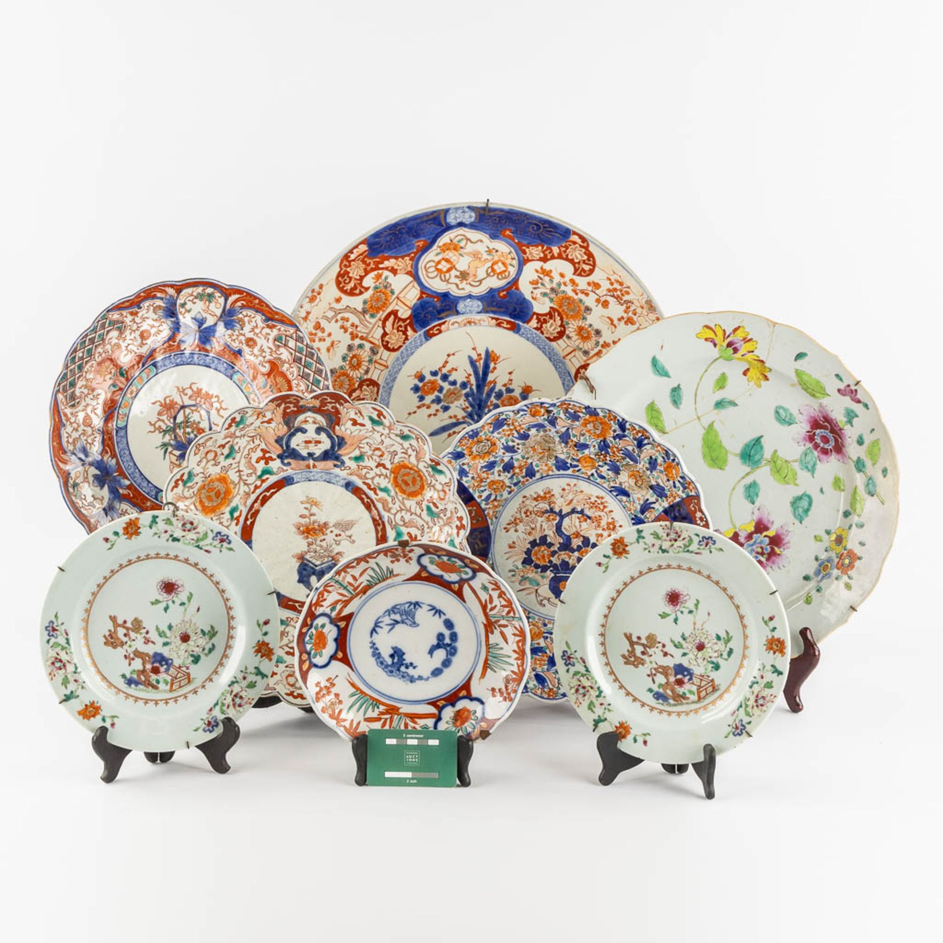 Eight Chinese and Japanese plates, Famille Rose and Imari. 19th and 20th C. (D:47 cm) - Bild 2 aus 16