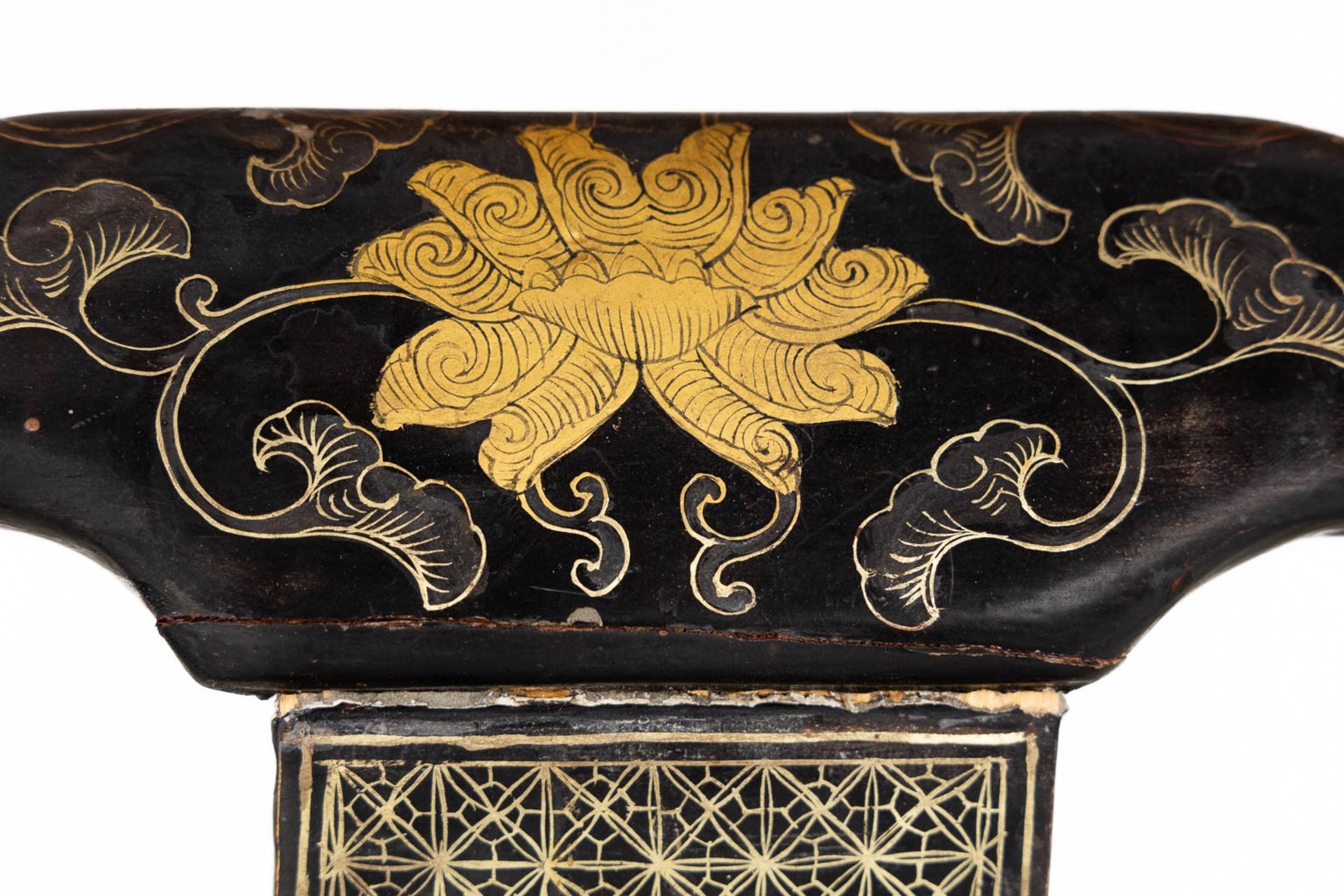 Two Chinese chairs, patinated wood decorated with Foo Lions and floral decor. 19th/20th C. (L:46 x W - Bild 11 aus 38