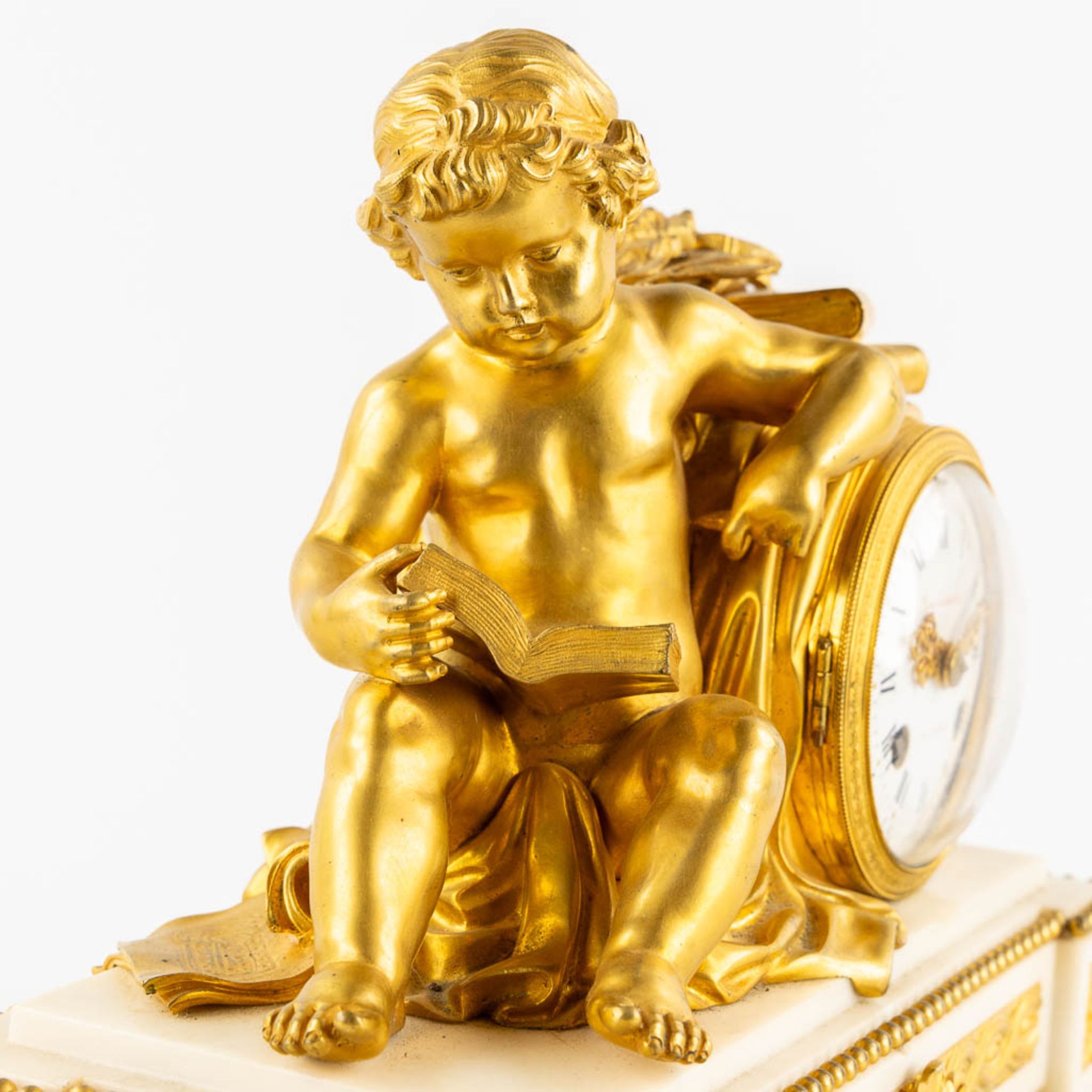 A mantle clock with a putti figurine, gilt bronze on white Carrara marble. 19th C. (L:15 x W:27 x H: - Bild 8 aus 10