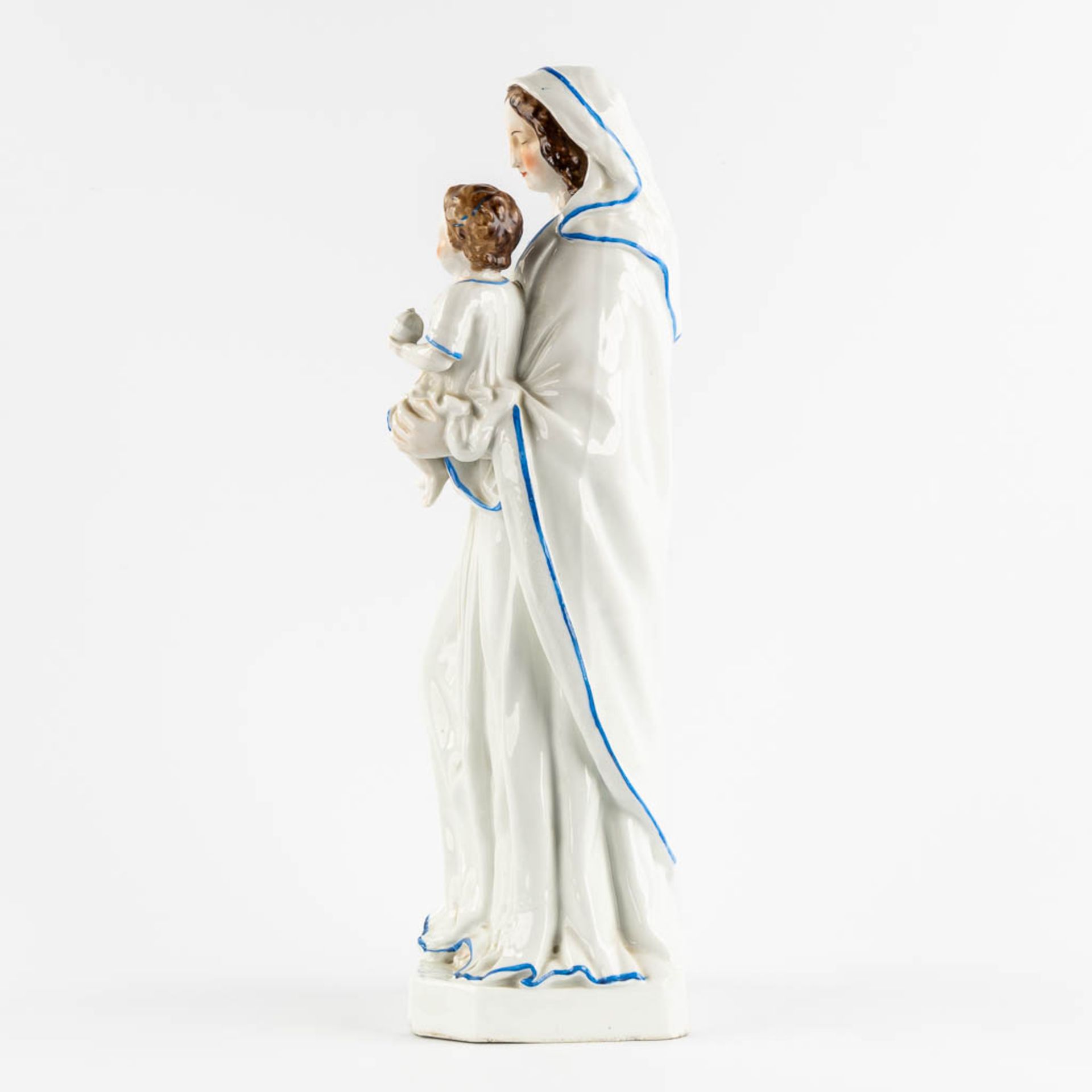 A large figurine of 'Madonna with a child' polychrome porcelain. 19th C. (L:17 x W:21 x H:52 cm) - Image 6 of 11