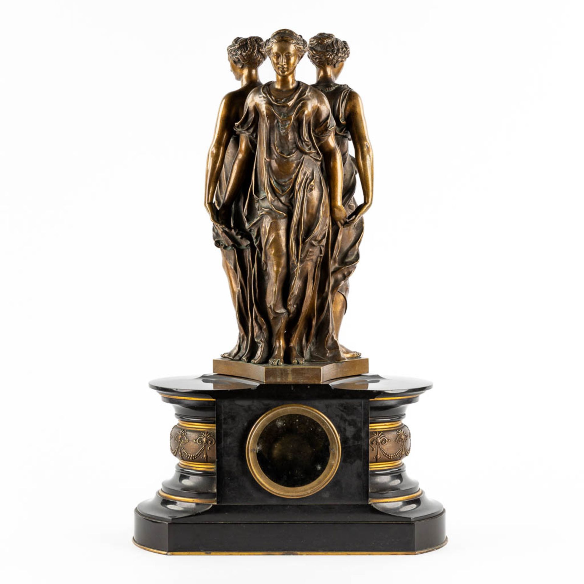 A mantle clock with patinated bronze figurines of 'The Three Graces', mounted on a black marble. (L: - Bild 5 aus 13