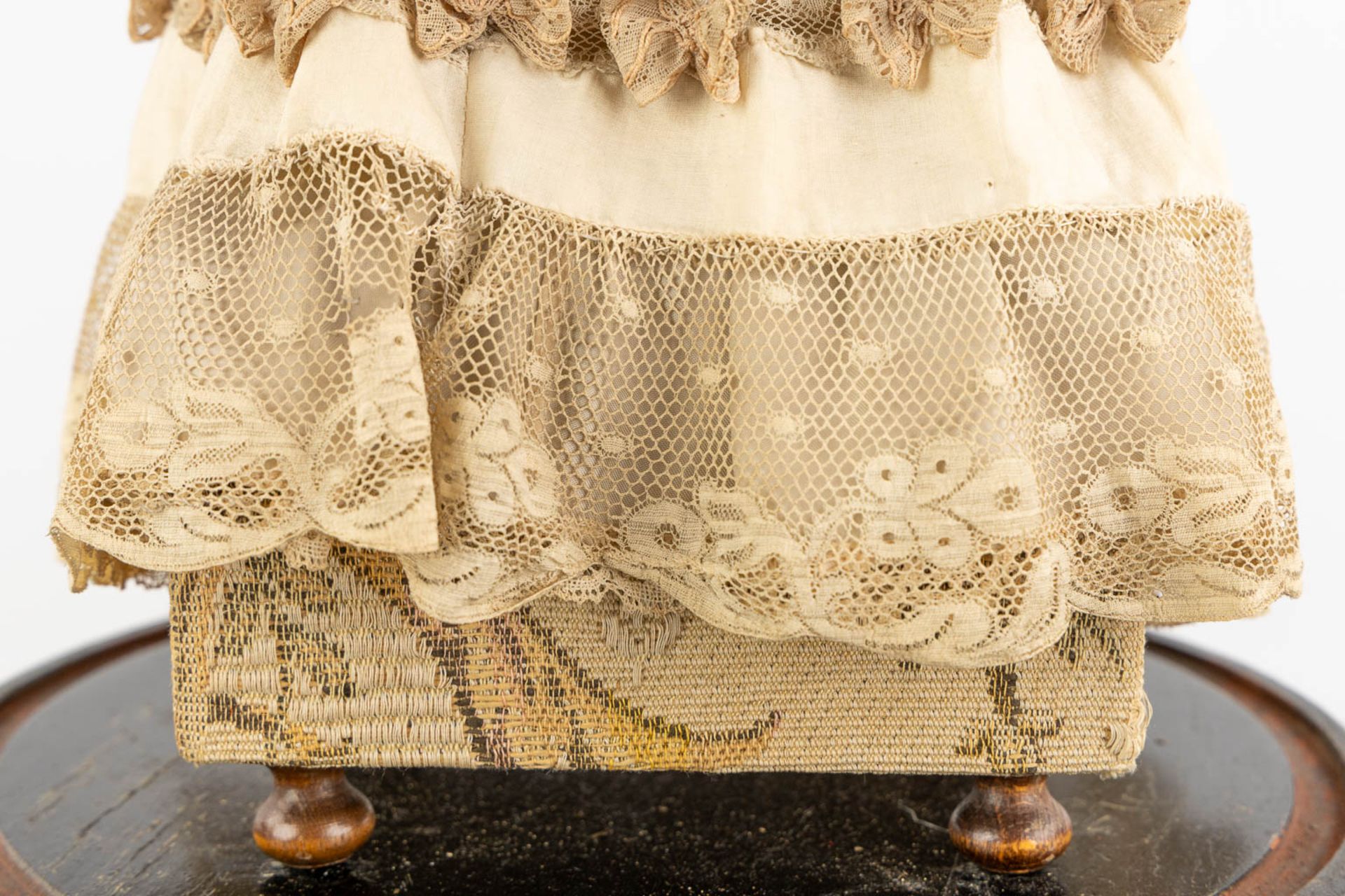 An antique 'Automata', in lace dressed doll with a music box. Under a glass dome, Circa 1920. (H:48 - Bild 10 aus 13