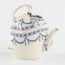Wedgewood Oaklands, an unusual teapot. Blue-white glazed faiece. Circa 1904. (L:14 x W:20 x H:19 cm)