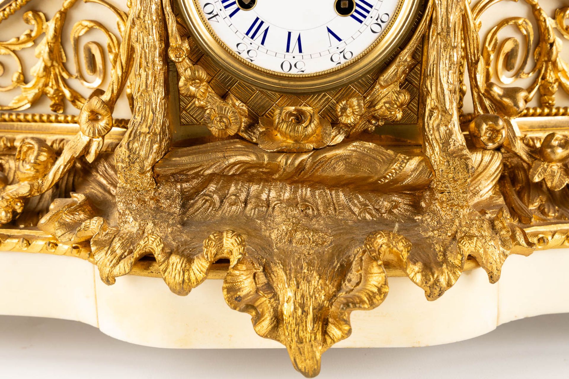 An impressive three-piece mantle garniture clock and candelabra, gilt bronze and marble. 19th C. (L: - Bild 15 aus 16