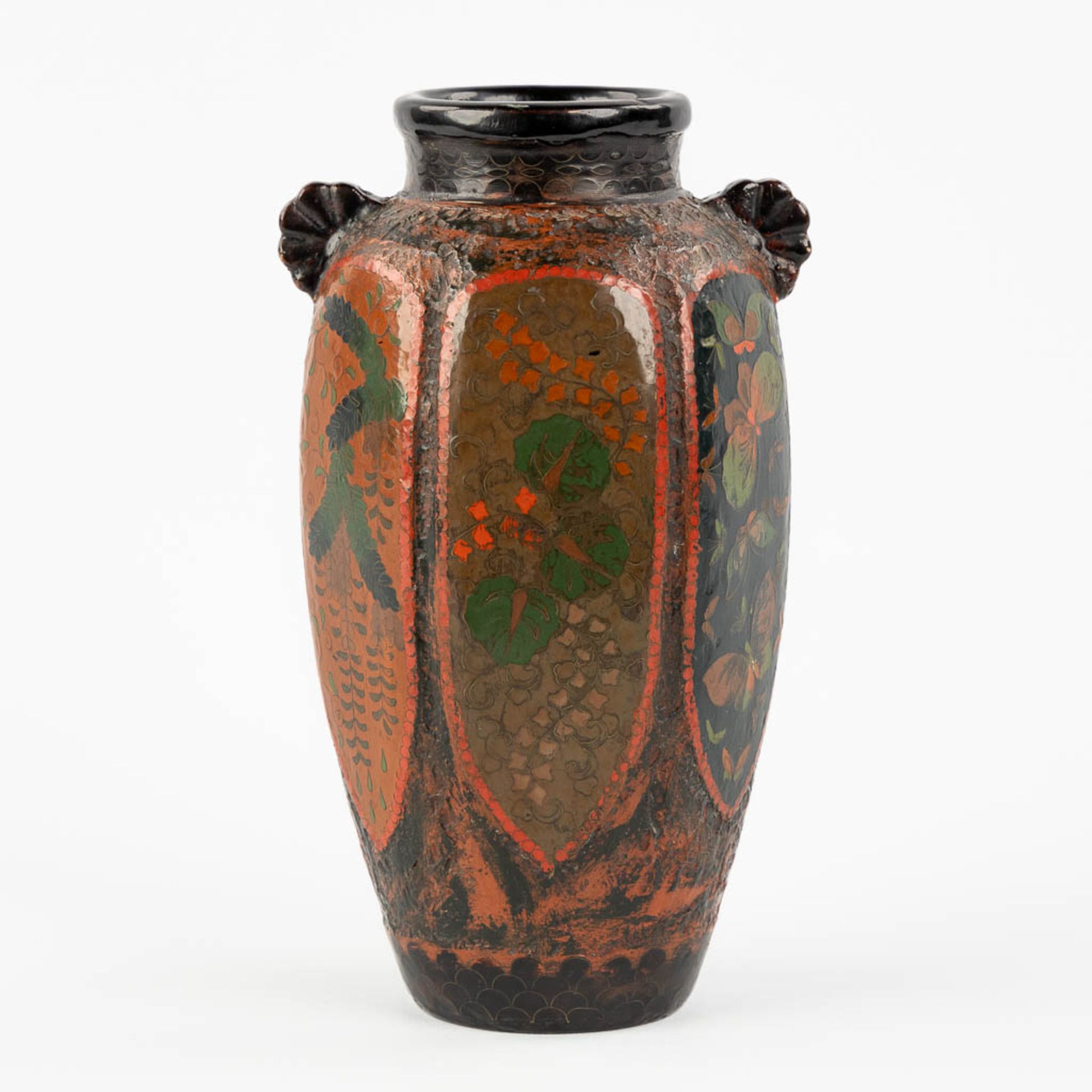 A Japanese vase and plate, stoneware inlaid with copper. Circa 1920. (H:22 x D:31 cm) - Image 6 of 19