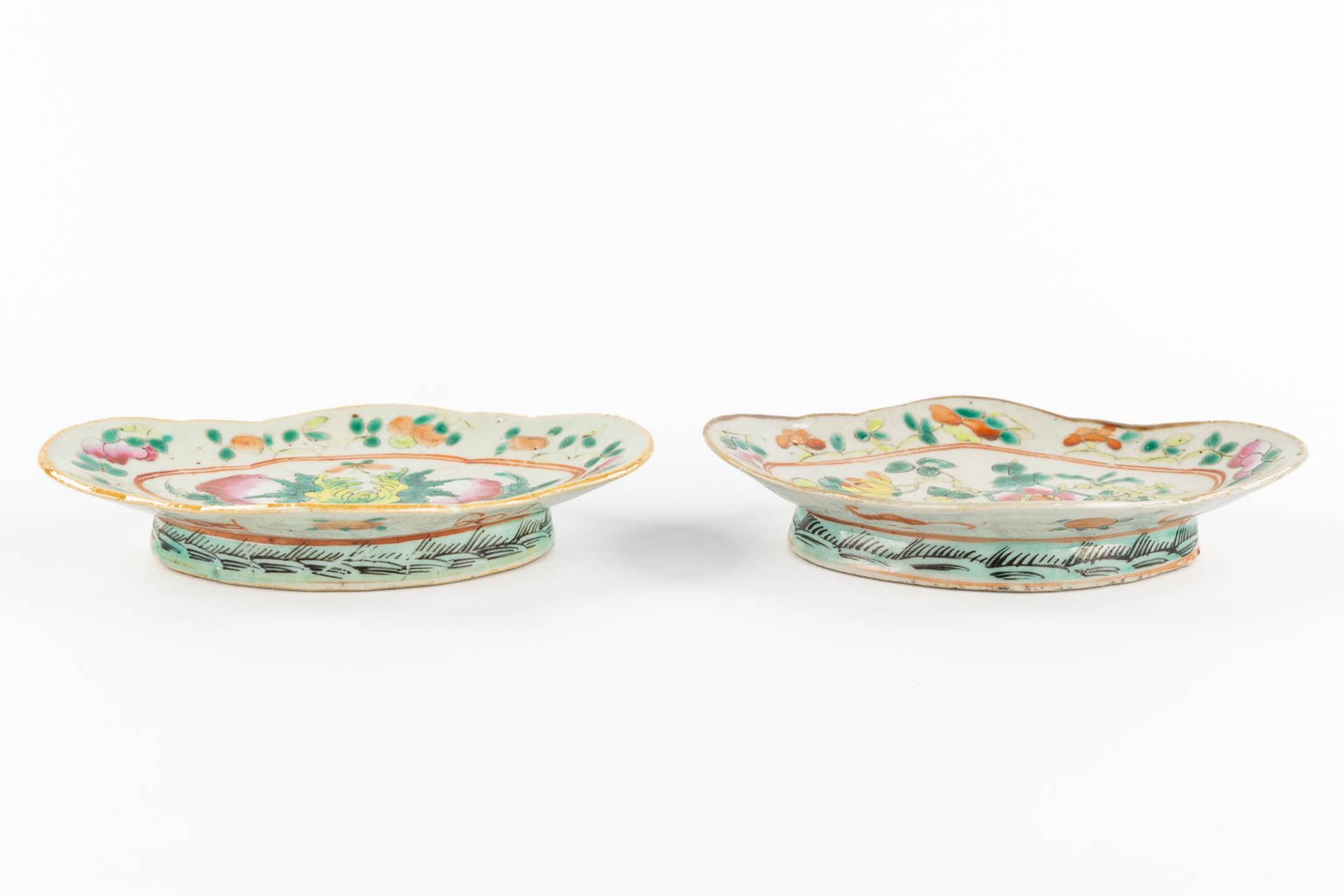Four Oriental polychrome porcelain bowls, decorated with peaches and flowers. (L:12 x W:17 x H:4 cm) - Bild 6 aus 9