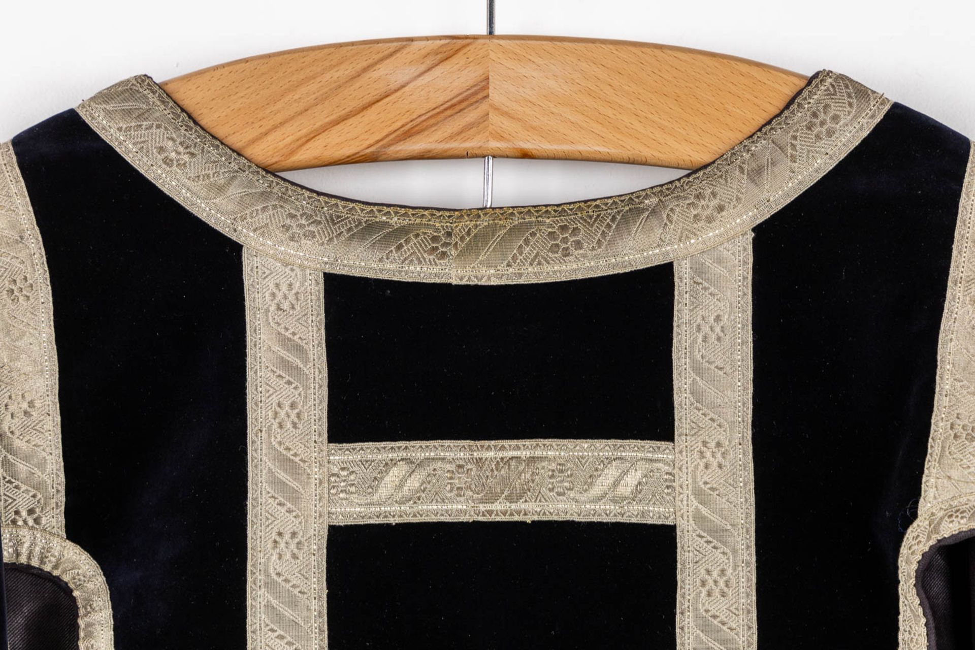 Two Dalmatics and two Roman Chasubles, a stola, Embroideries and Brocade. - Image 19 of 21